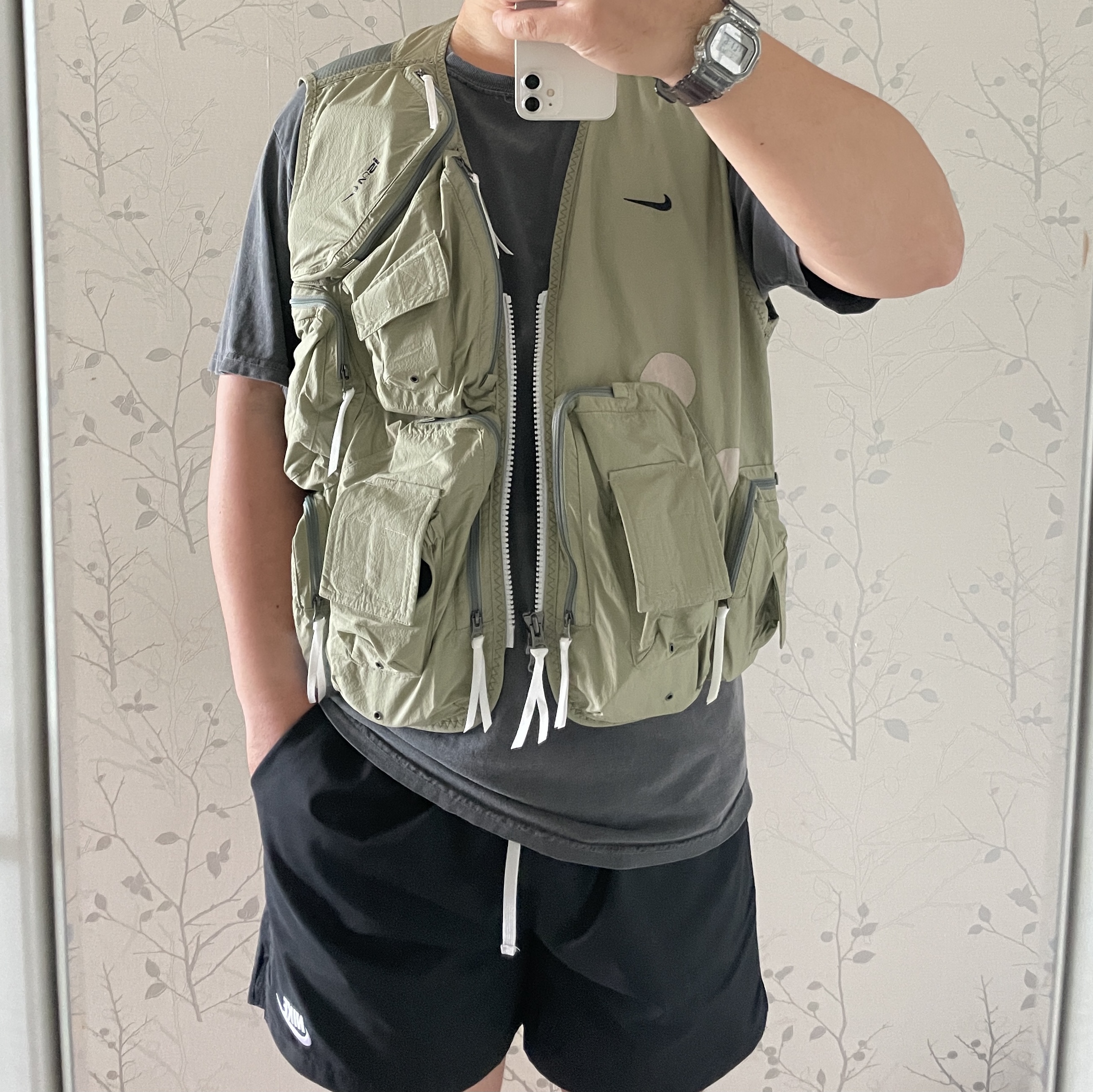 Nike NRG ISPA Utility Vest Medium Khaki 착용 스타일