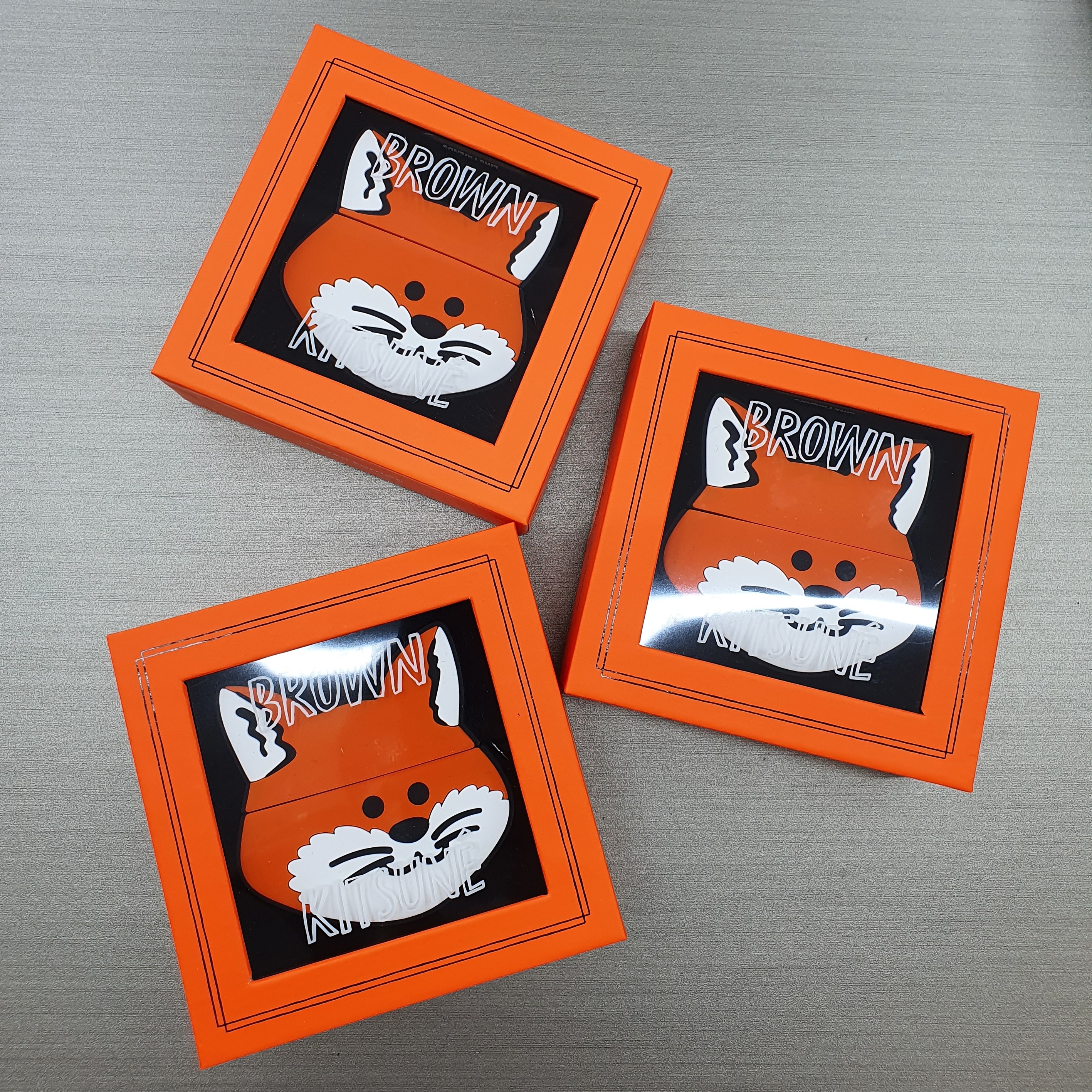 Maison Kitsune x Line Friends Kitsune AirPods Pro Case, Maison Kitsune x Line Friends Kitsune AirPods Case 착용 스타일