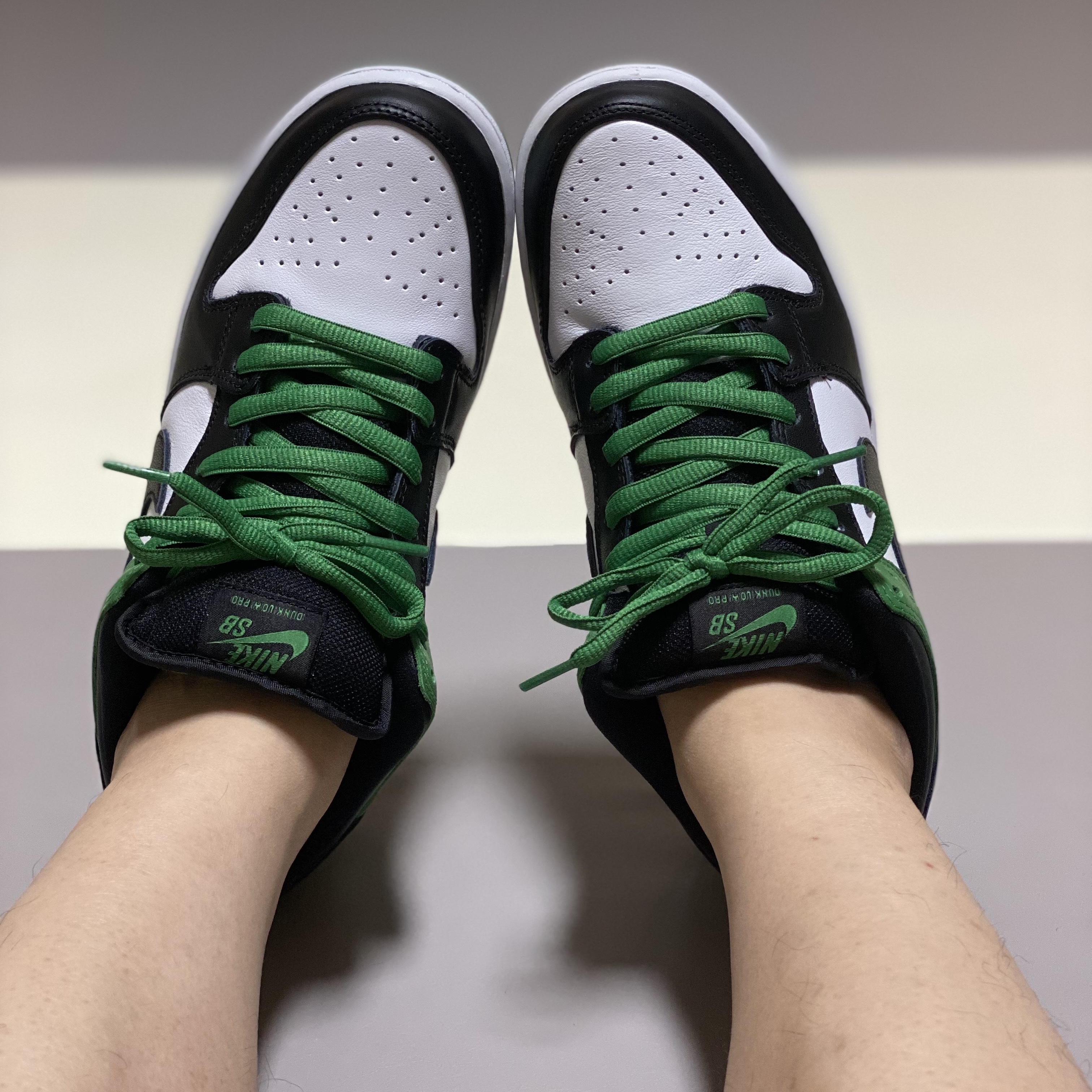 Nike SB Dunk Low Pro Black and Classic Green 착용 스타일 - 1
