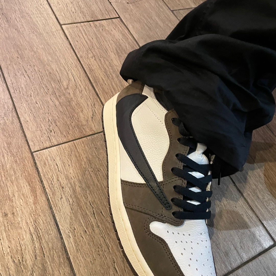 Jordan 1 x Travis Scott Retro High OG SP Mocha 착용 스타일 - 1