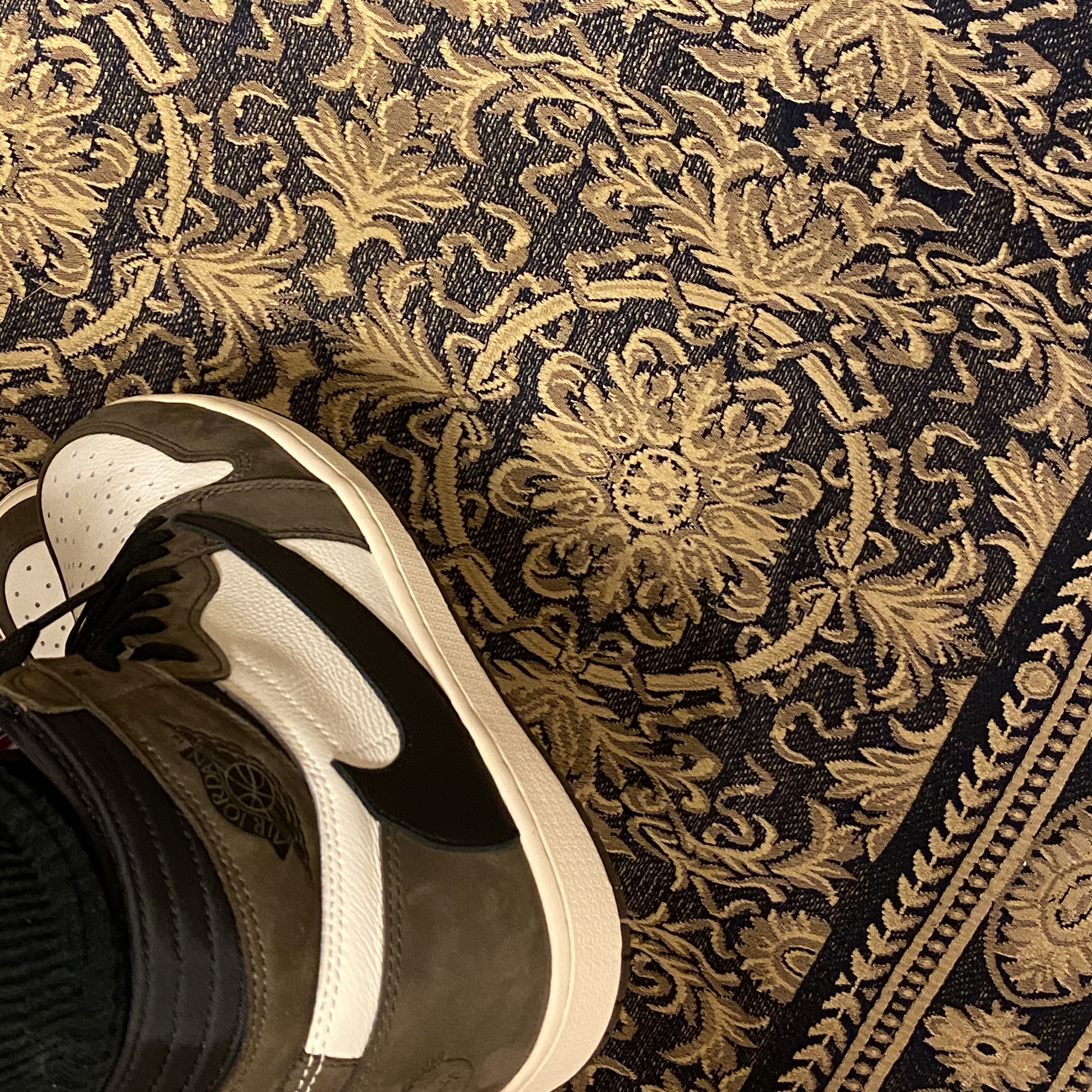 Jordan 1 x Travis Scott Retro High OG SP Mocha 착용 스타일 - 2