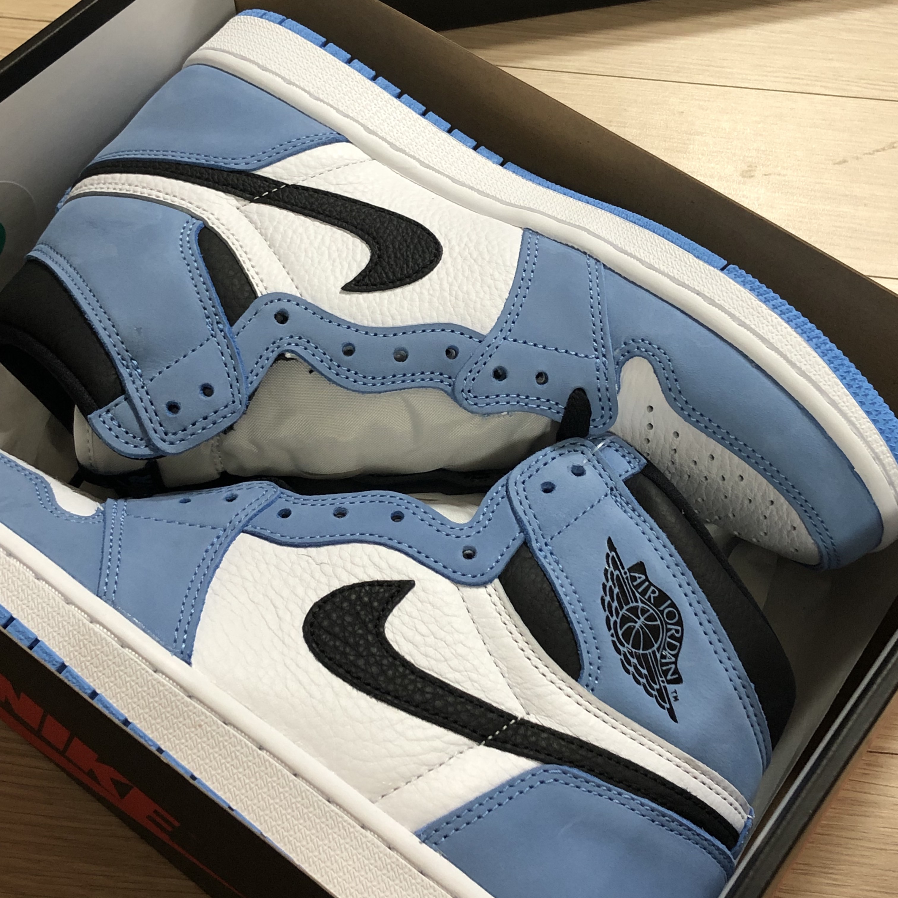 Jordan 1 Retro High OG University Blue 착용 스타일 - 3
