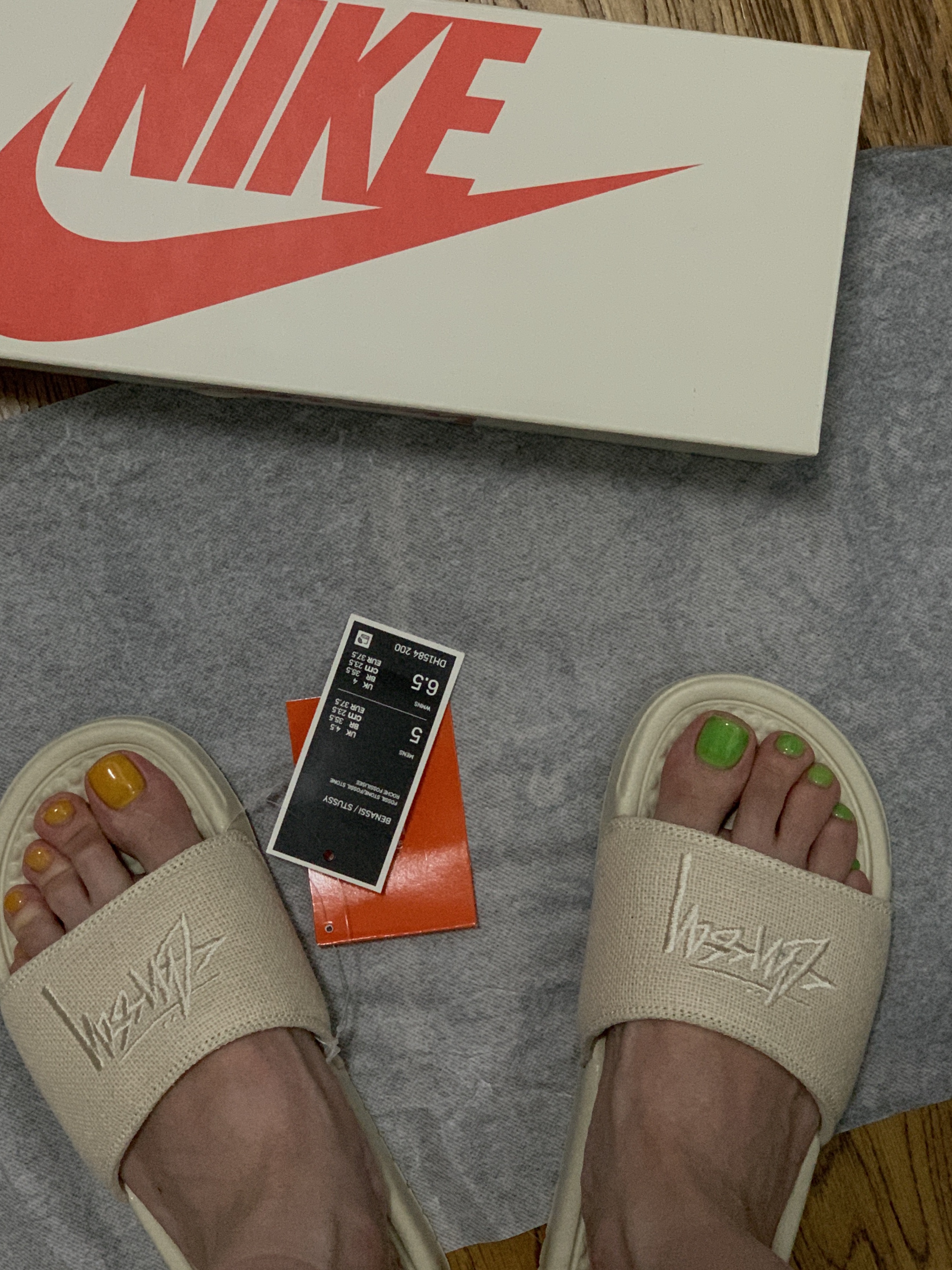 Nike x Stussy Benassi Hemp Slide Fossil Stone, Nike x Stussy Benassi Slide Off Noir 착용 스타일 - 3