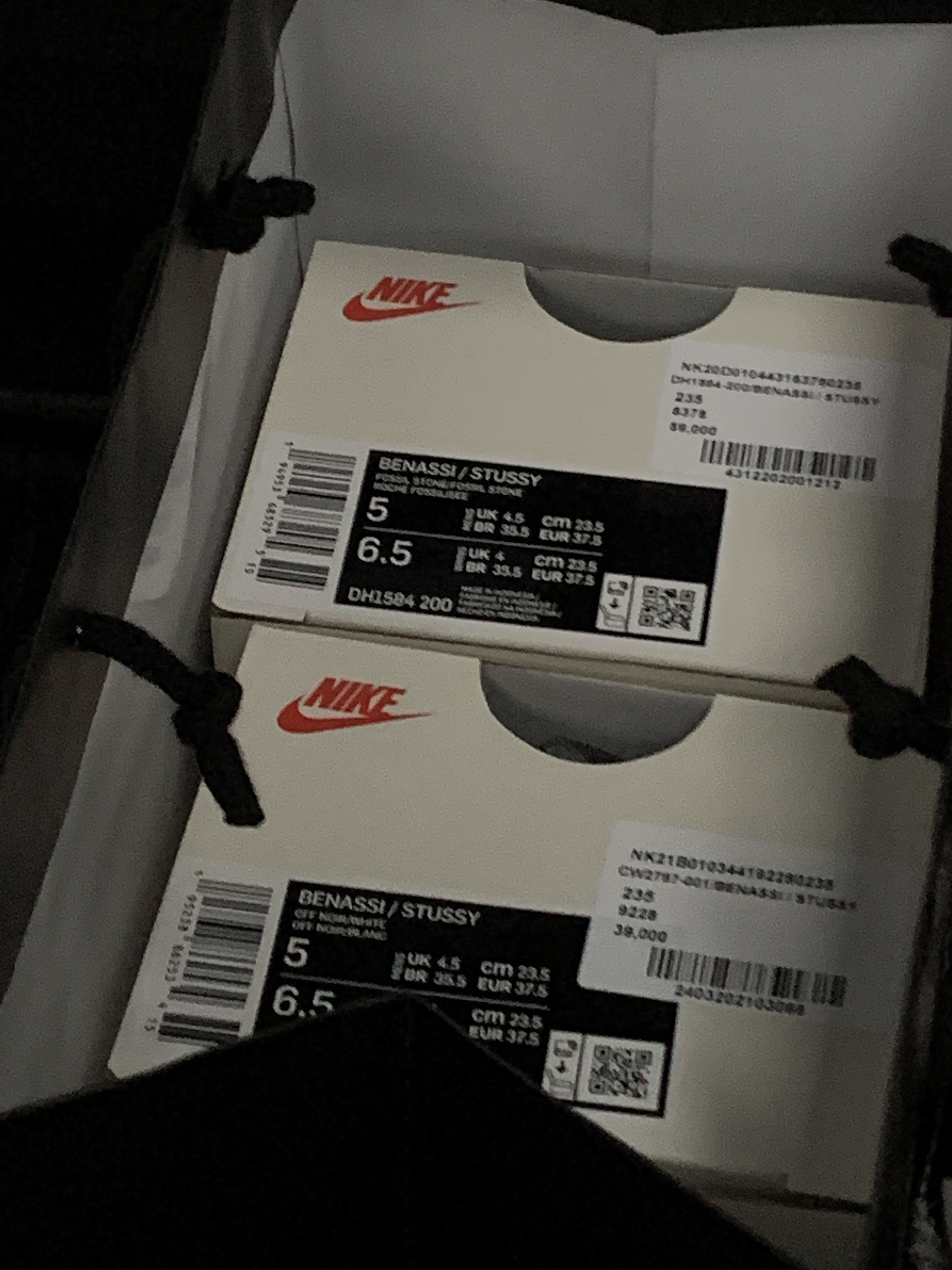 Nike x Stussy Benassi Hemp Slide Fossil Stone, Nike x Stussy Benassi Slide Off Noir 착용 스타일 - 2