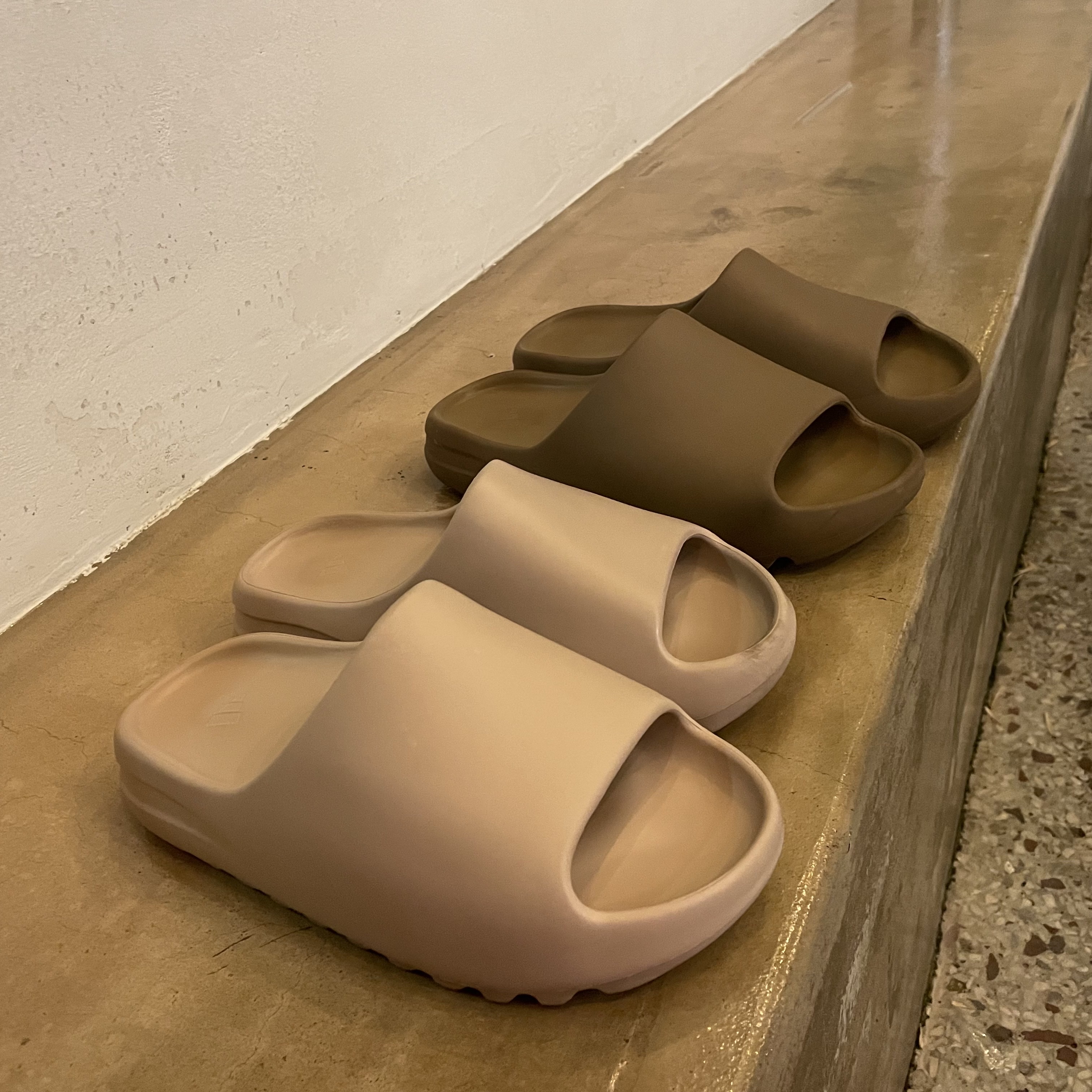 Adidas Yeezy Slide Pure, Adidas Yeezy Slide Core 착용 스타일 - 3