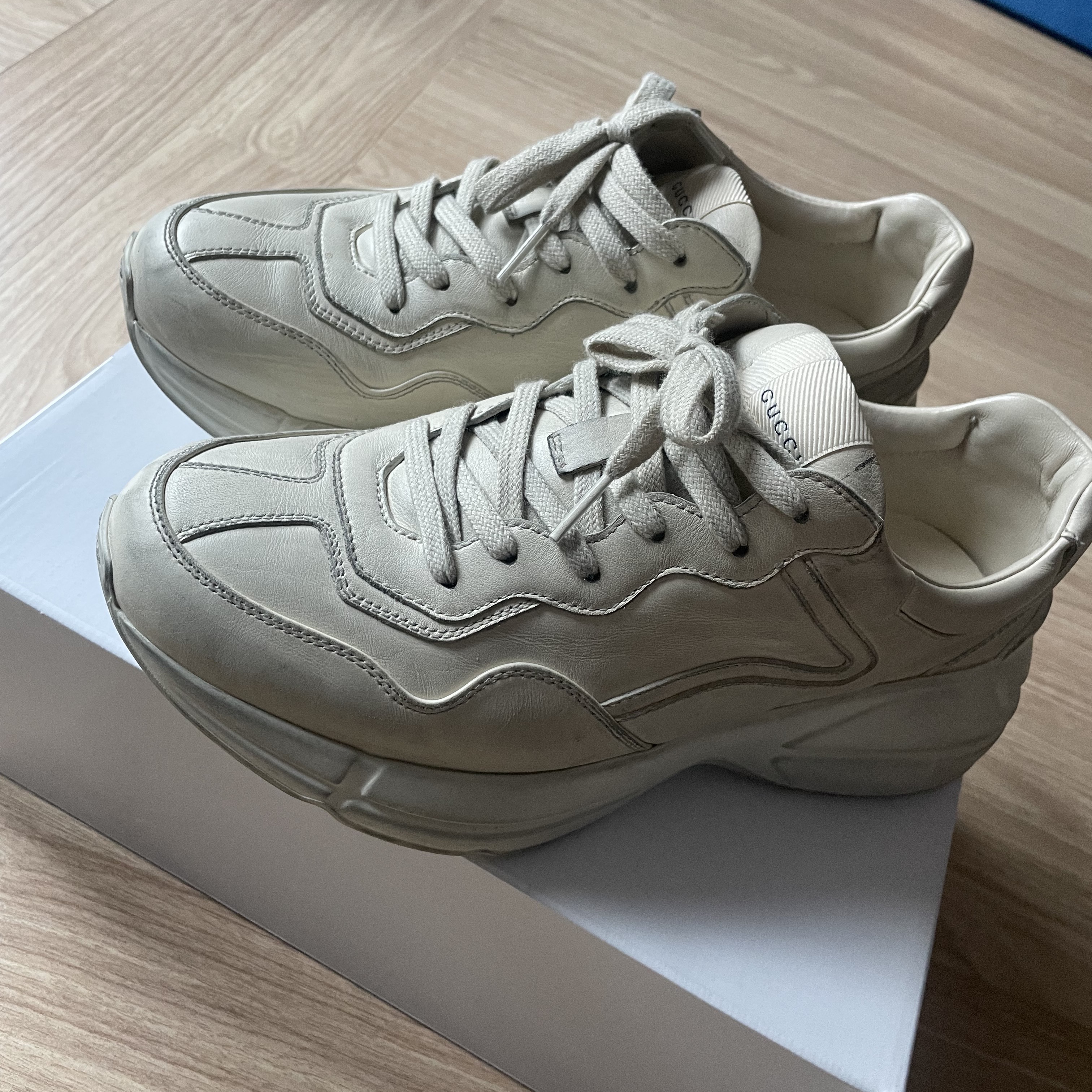 Gucci Rhyton Leather Sneakers Distressed Ivory 착용 스타일 - 1