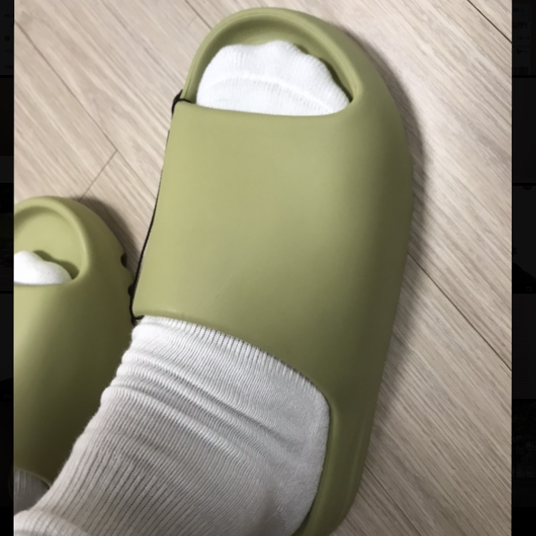 Adidas Yeezy Slide Resin 2021 착용 스타일 - 2