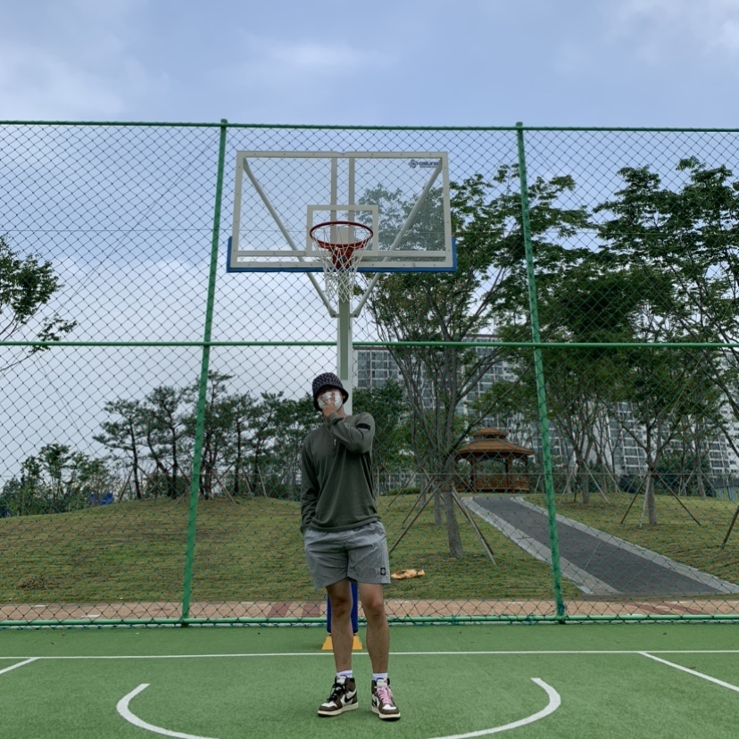 Jordan 1 x Travis Scott Retro High OG SP Mocha, Stone Island B0943 Nylon Metal Swimming Trunk Sky Blue - 21SS 착용 스타일
