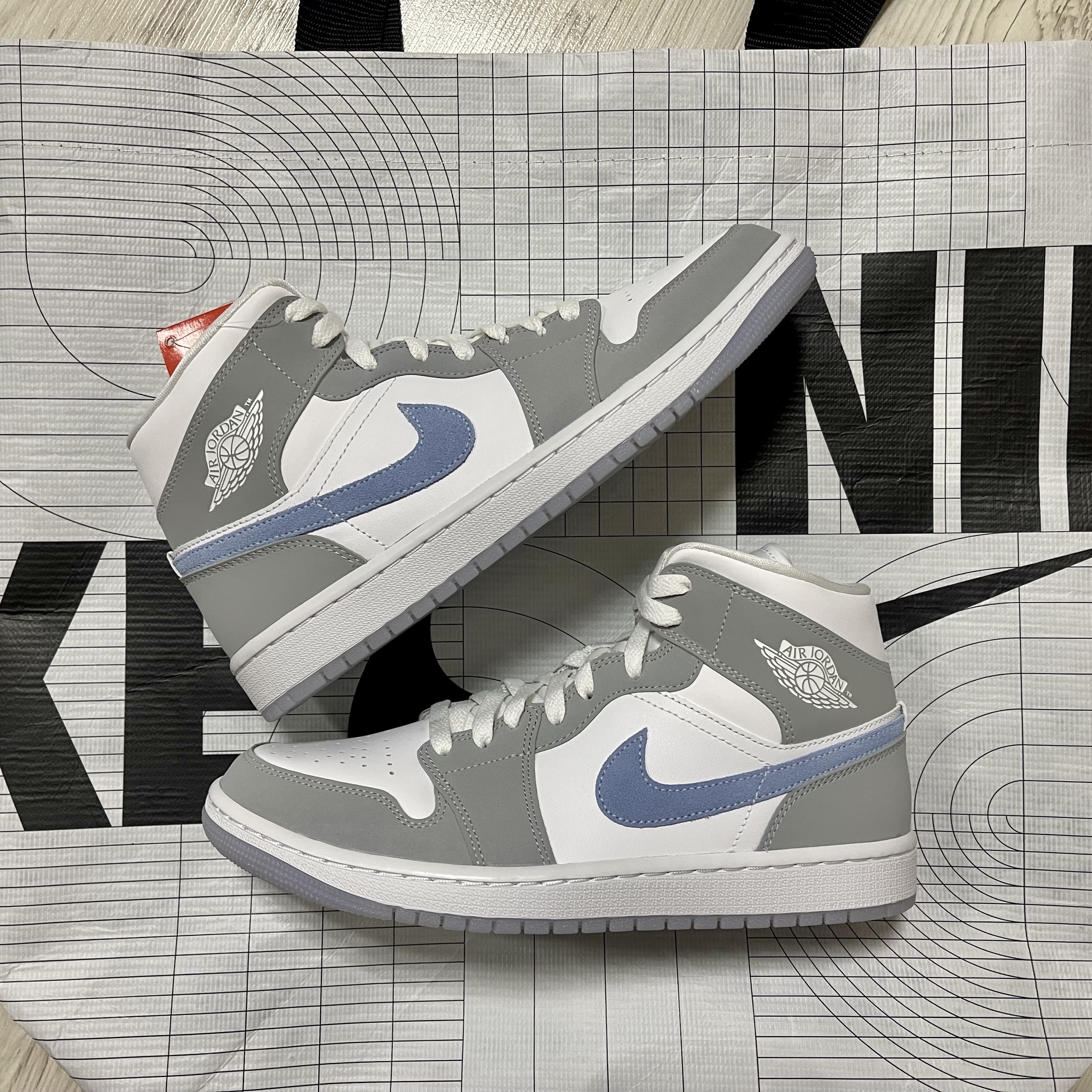 (W) Jordan 1 Mid Wolf Grey 착용 스타일 - 1
