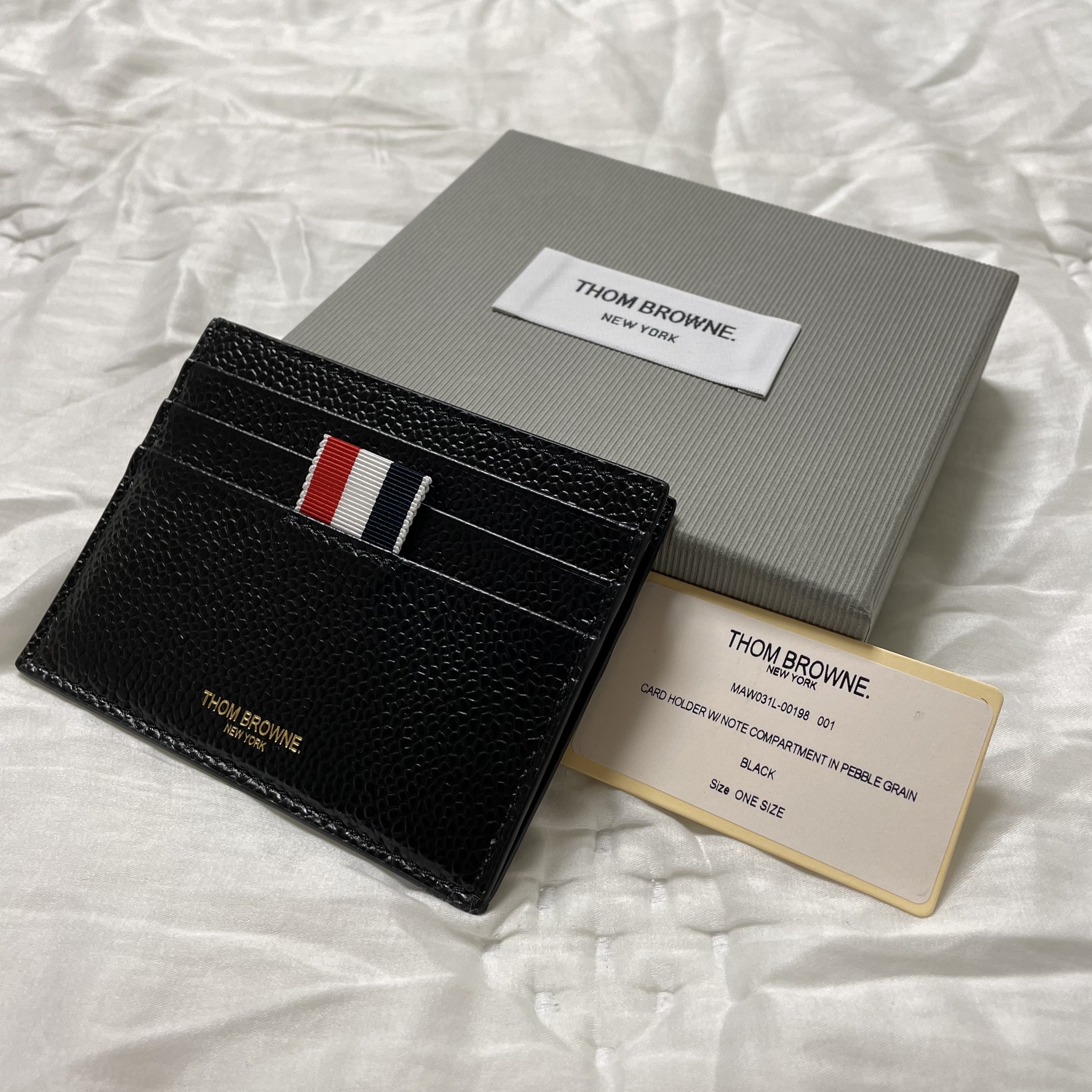 Thom Browne Pebble Grain Leather Stripe Note Compartment Card Holder Black 착용 스타일