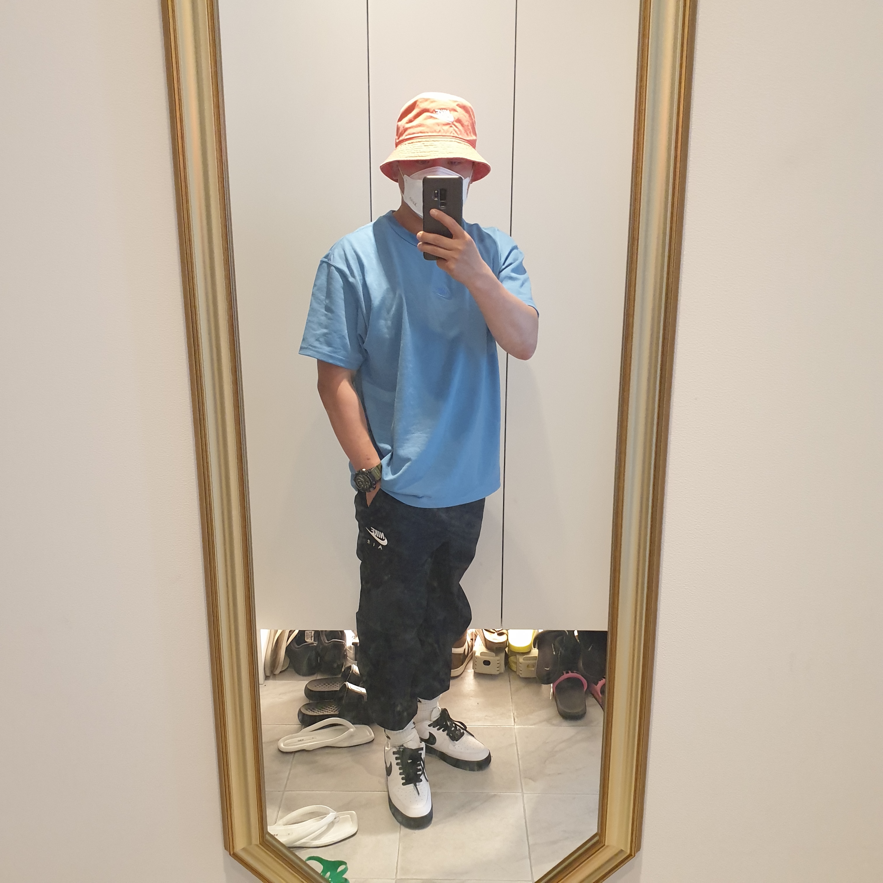 Nike Air Force 1 Low White Black Midsole, Nike Futura Washed Bucket Hat Magic Ember 착용 스타일