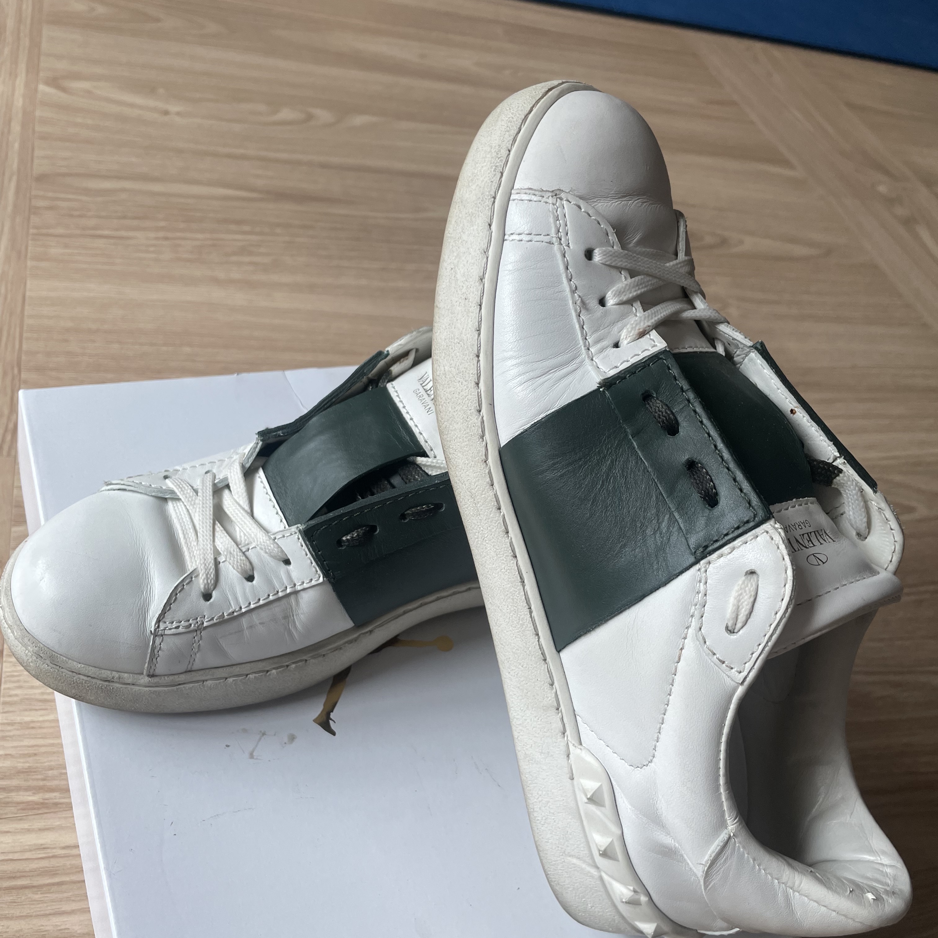 Valentino Rockstud Untitled Tone-On-Tone Studded Sneakers White - 20FW 착용 스타일 - 3