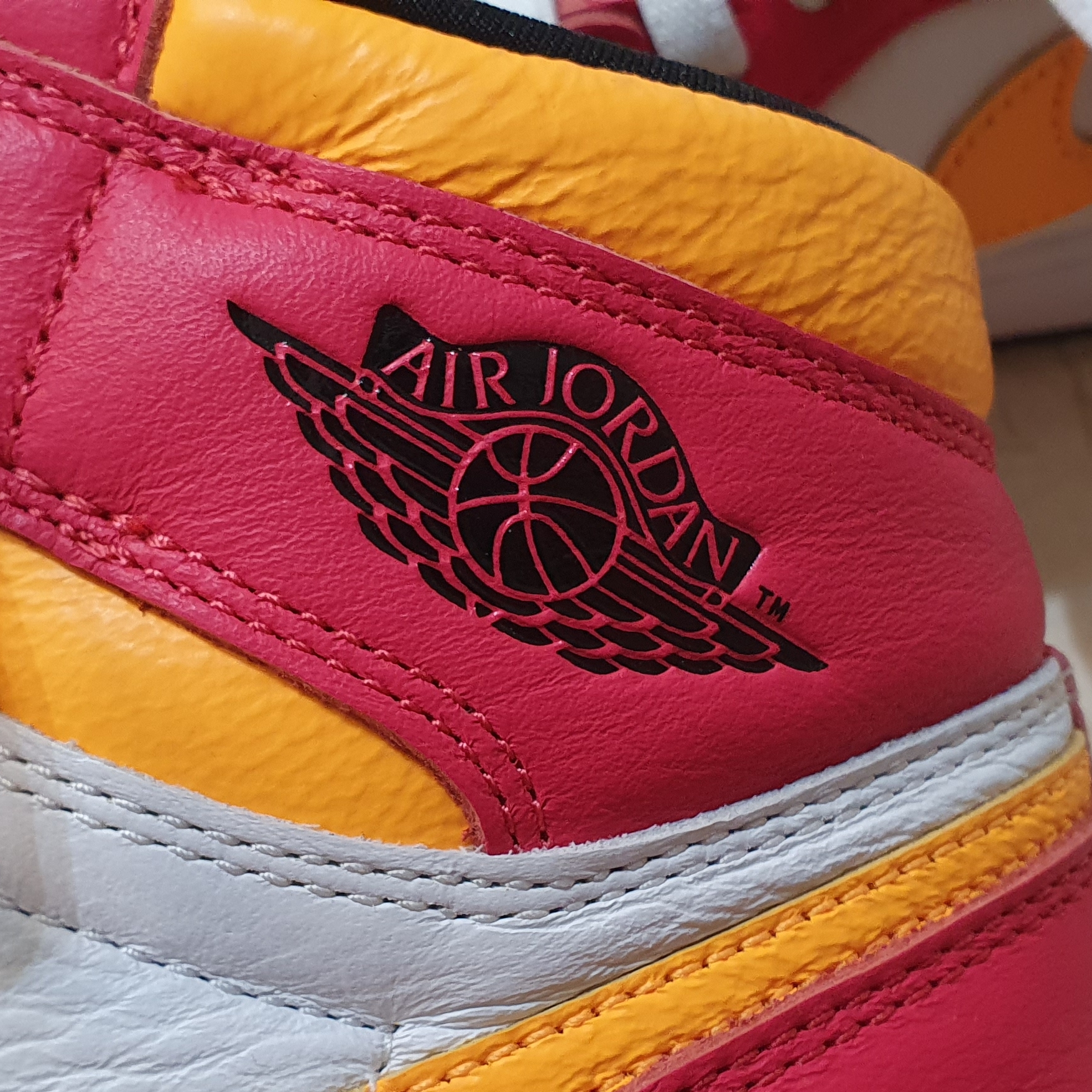 Jordan 1 Retro High OG Light Fusion Red 착용 스타일 - 2