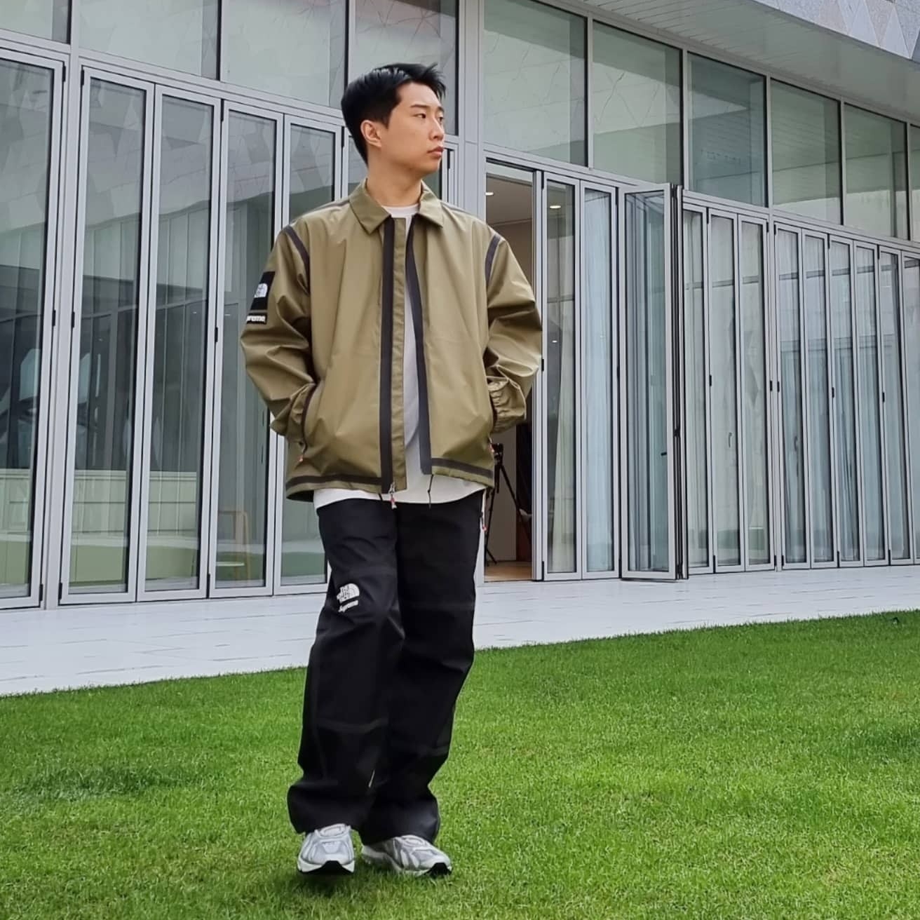 Supreme x The North Face Summit Series Outer Tape Seam Coaches Jacket Olive - 21SS, Supreme x The North Face Summit Series Outer Tape Seam Mountain Pants Black - 21SS 착용 스타일 - 1
