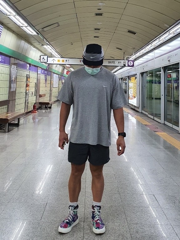 Nike NRG Solo Swoosh T-Shirt Dark Grey Heather - US/EU, Converse x Fear of God Essentials Skid Grip Hi 착용 스타일