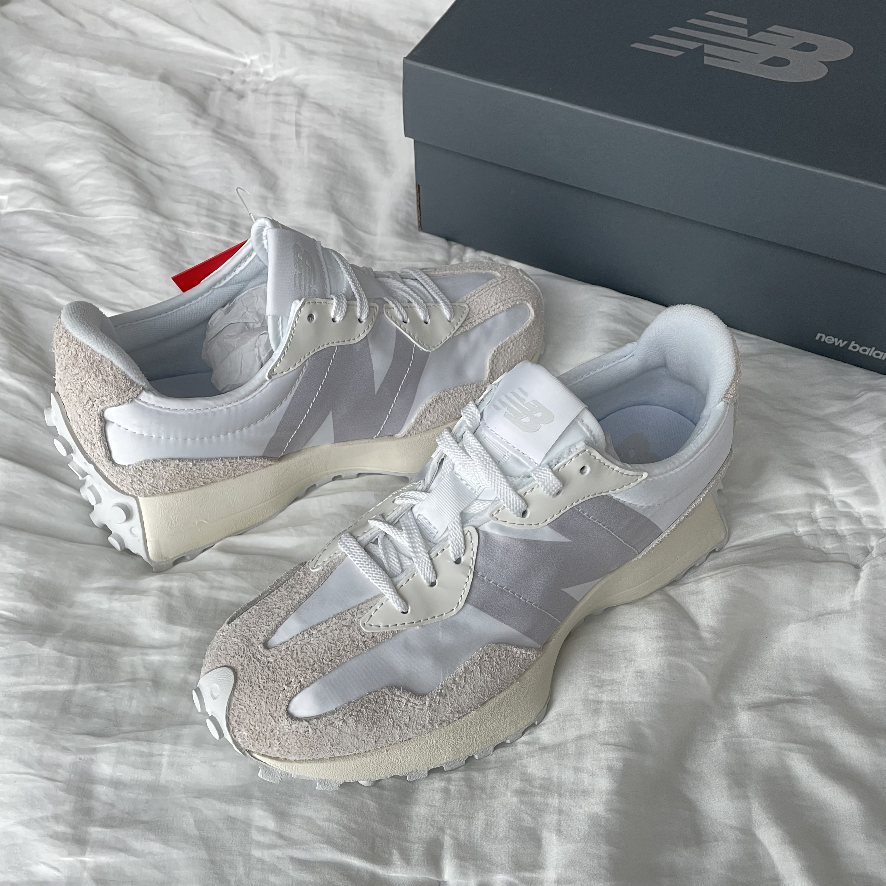 (W) New Balance 327 White Moonbeam 착용 스타일