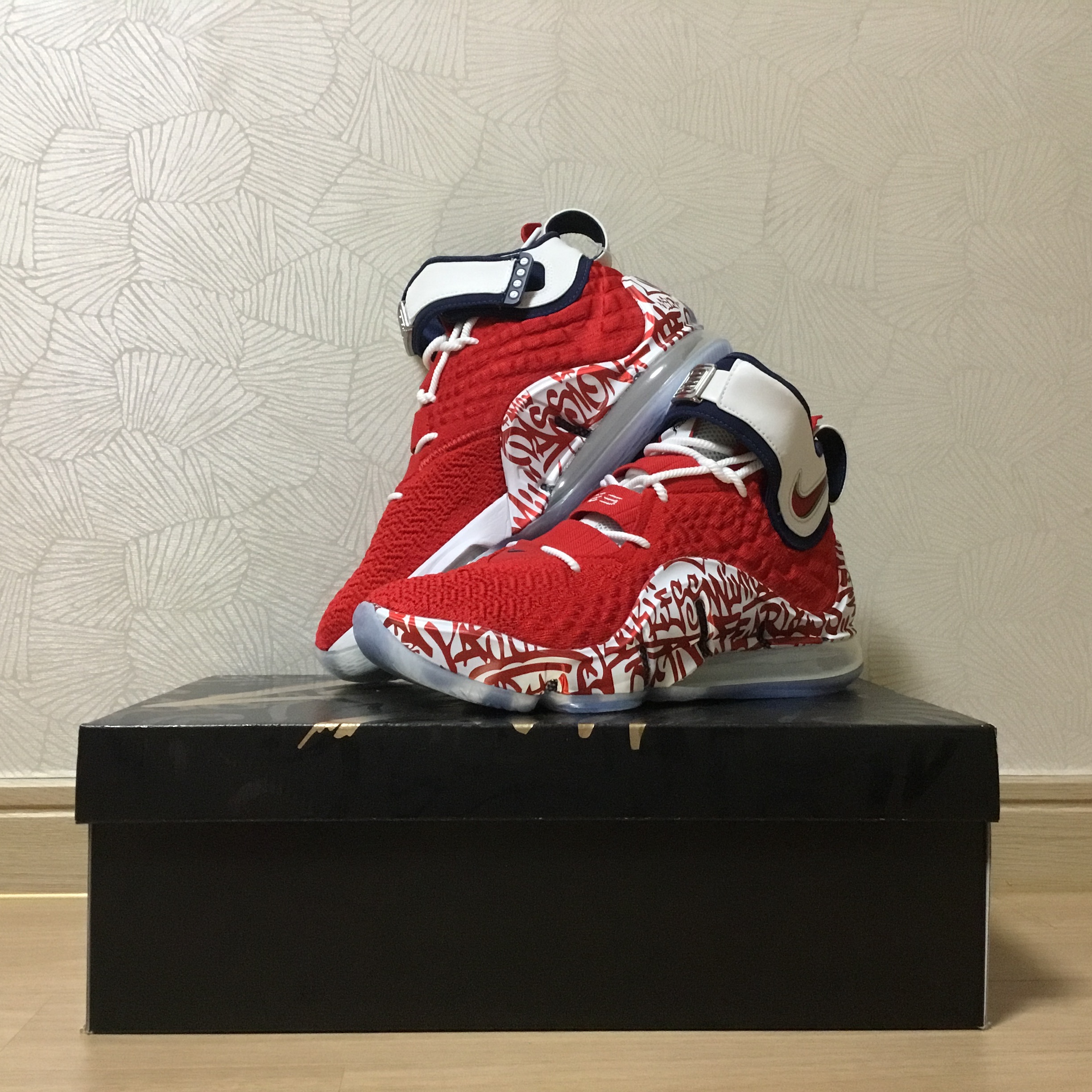 Nike LeBron 17 Graffiti Fire Red 착용 스타일