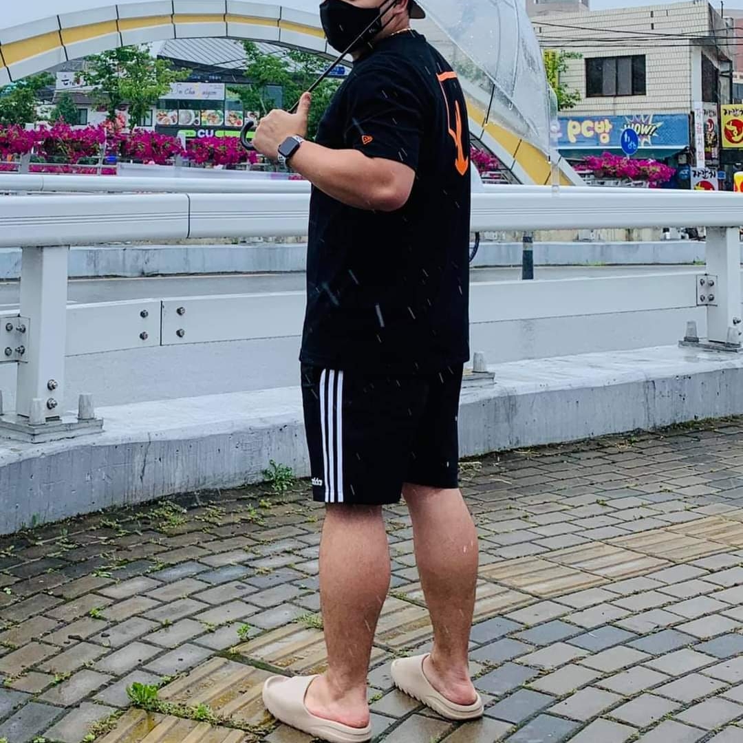Adidas Yeezy Slide Pure 착용 스타일