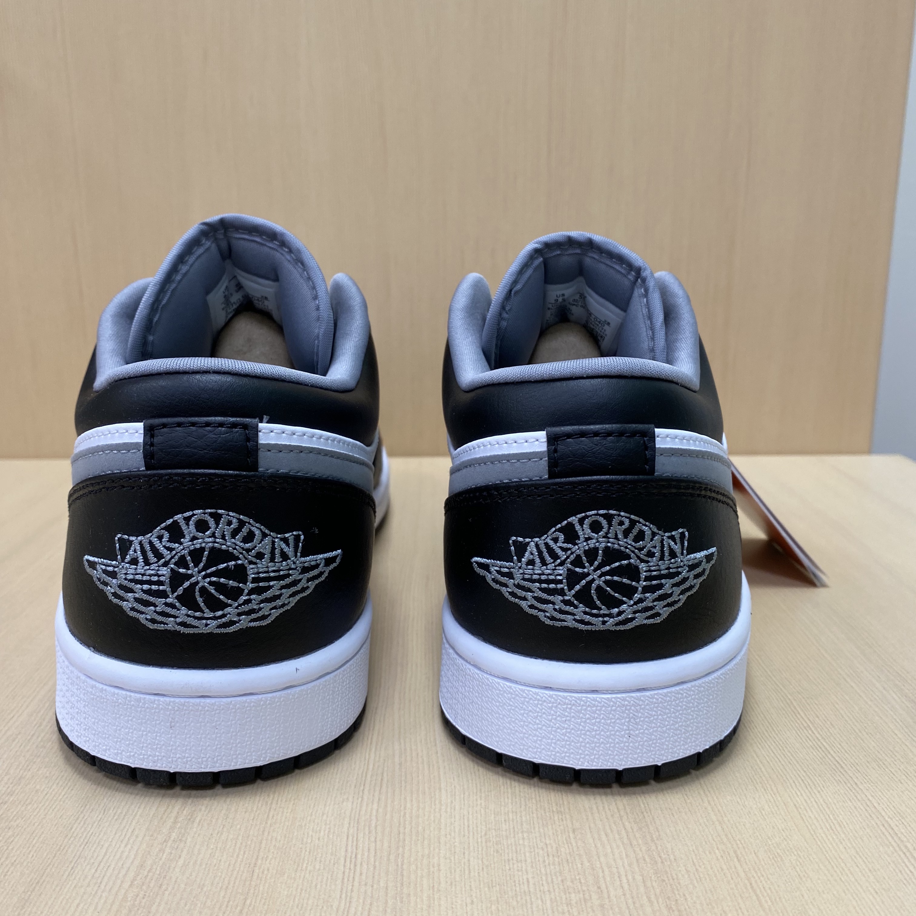 Jordan 1 Low Black Particle Grey 착용 스타일 - 4