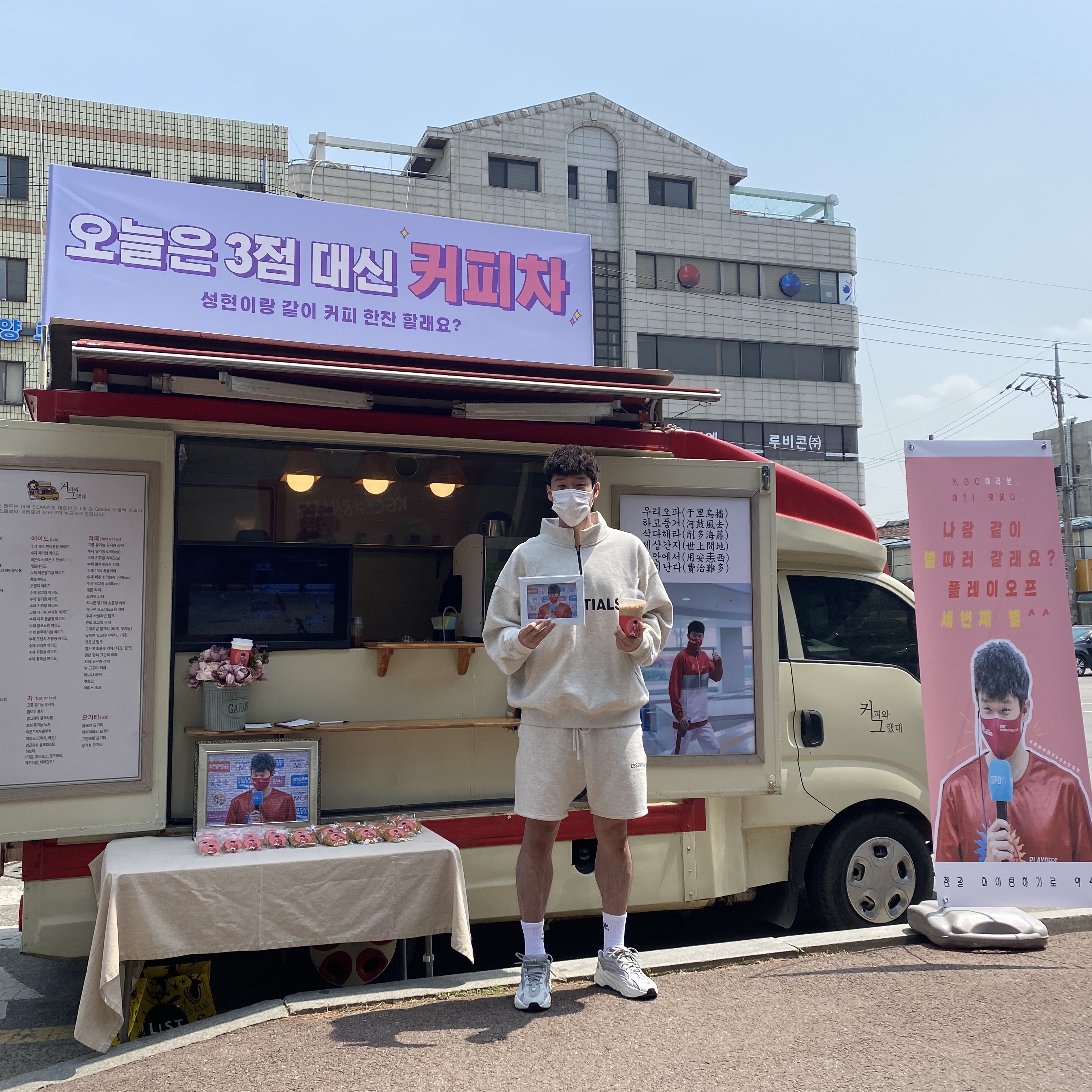 Essentials Half-Zip Pullover Oatmeal/Oatmeal Heather/Light Heather Oatmeal 2020, Essentials Fleece Shorts Heather Grey - 20FW 착용 스타일
