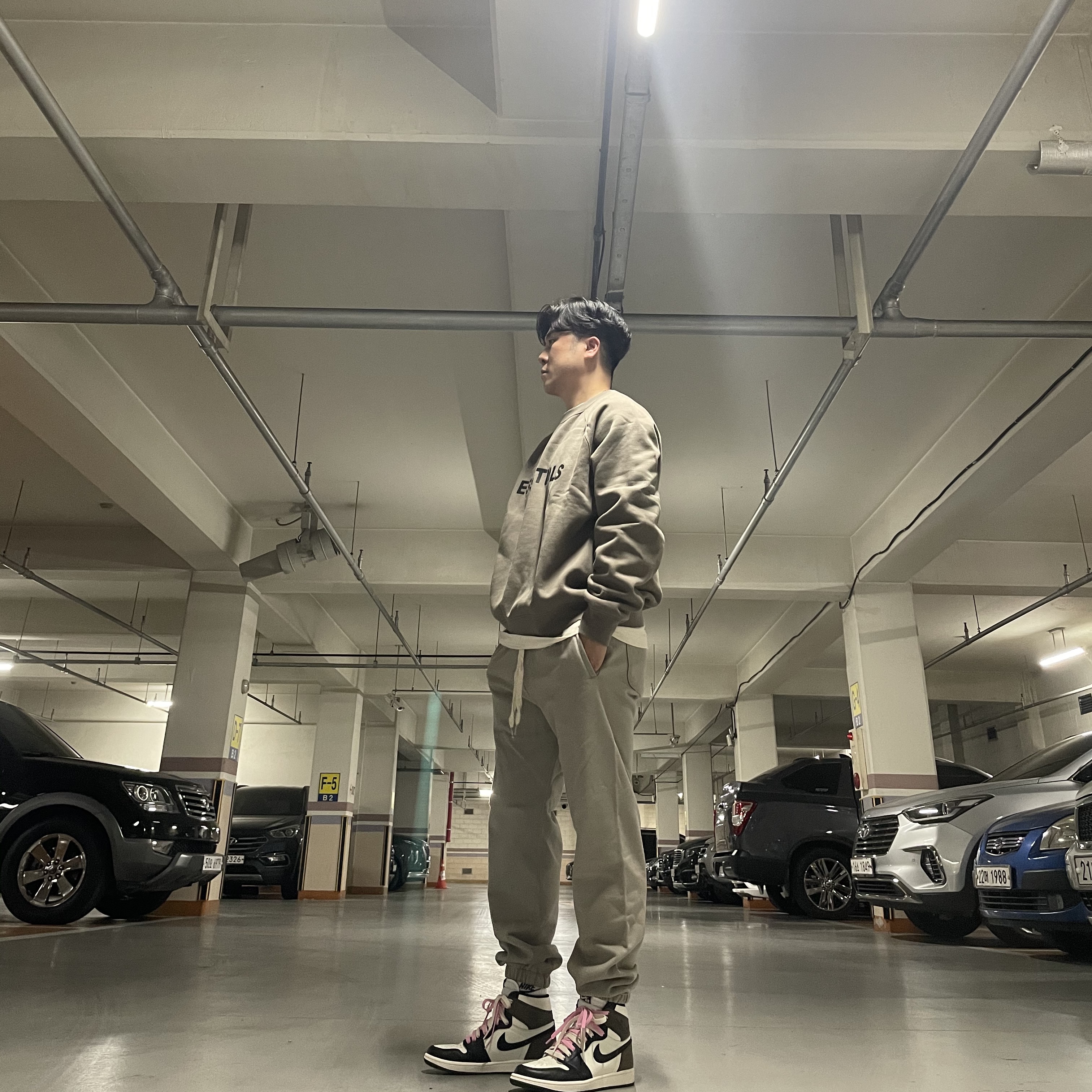 Jordan 1 Retro High OG Black Mocha 착용 스타일 - 1