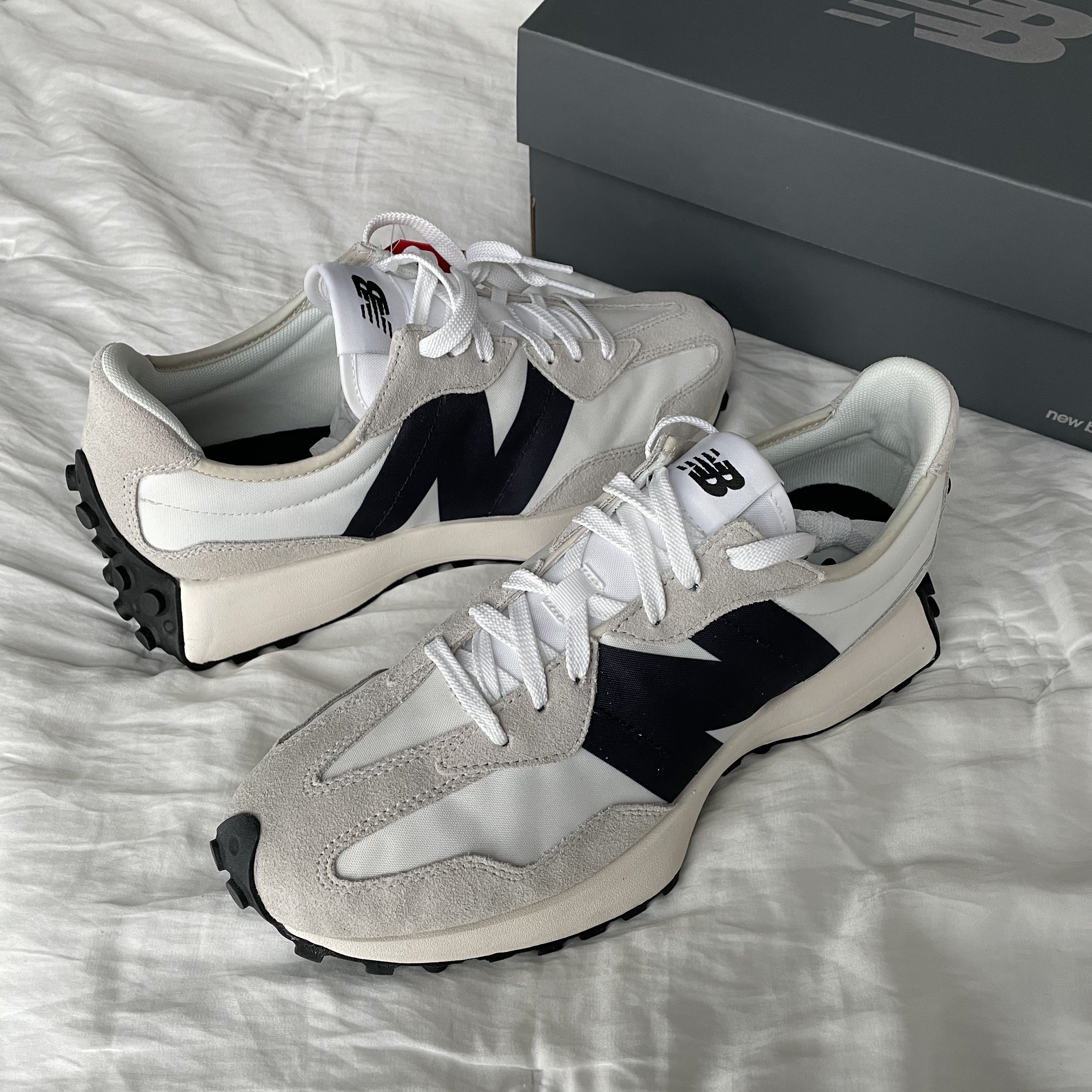 New Balance 327 White Black 착용 스타일