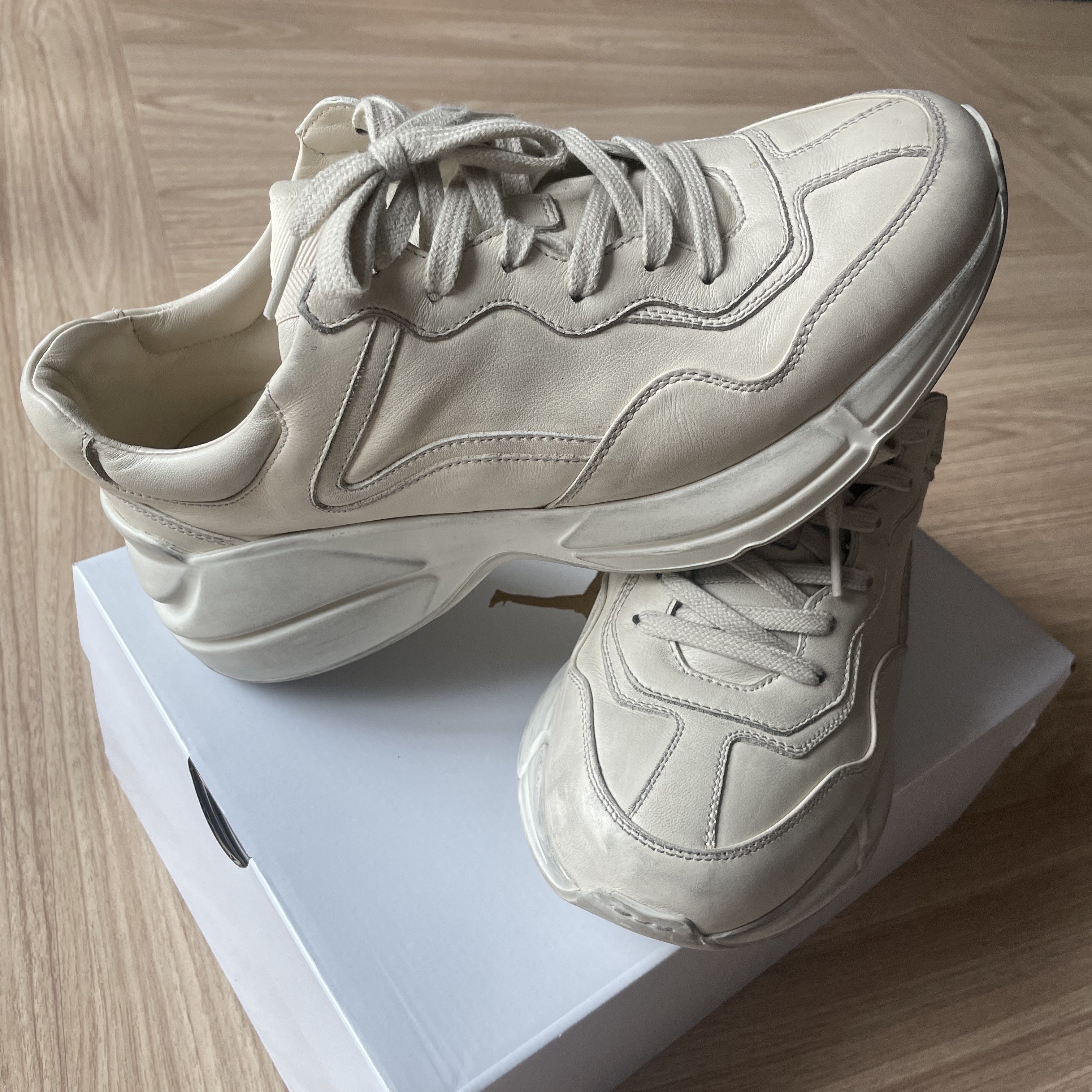 Gucci Rhyton Leather Sneakers Distressed Ivory 착용 스타일 - 3