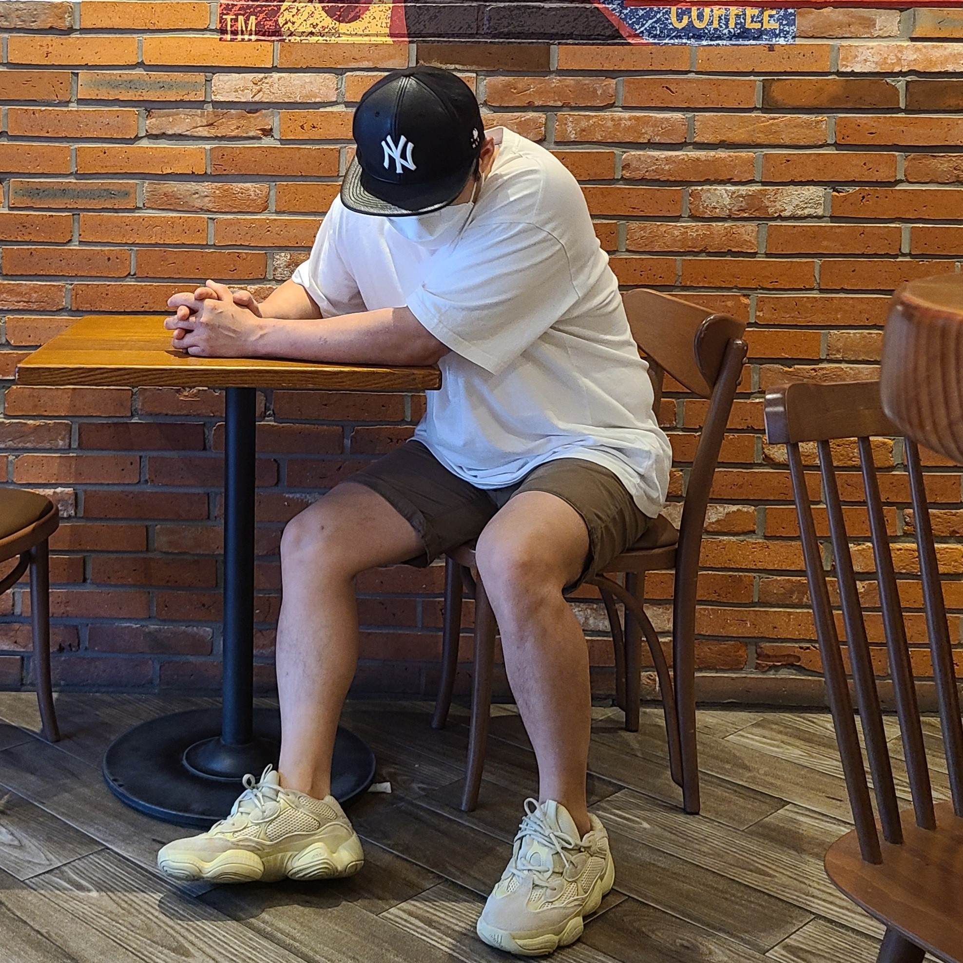 Adidas Yeezy 500 Super Moon Yellow 착용 스타일