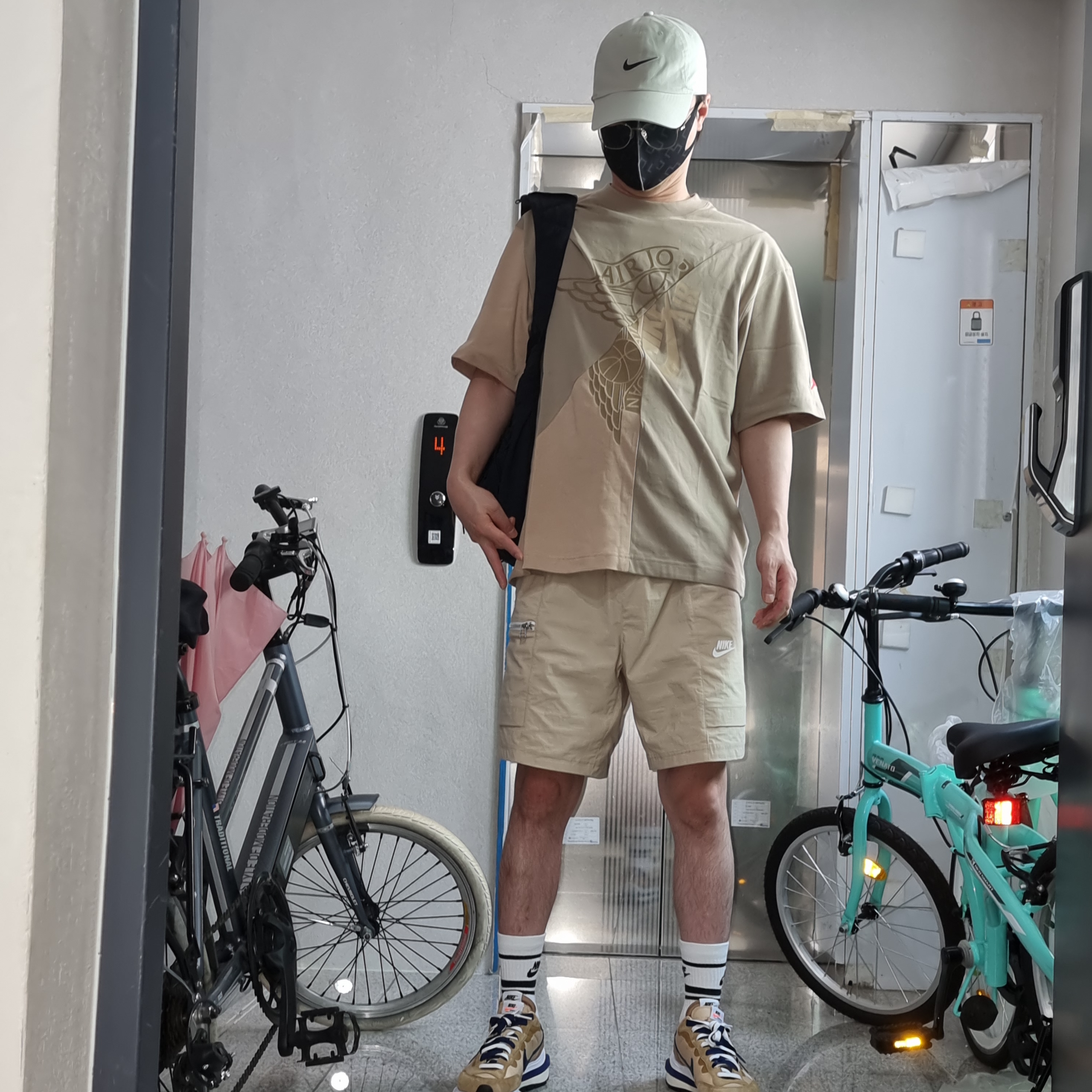 Nike x Sacai VaporWaffle Sesame and Blue Void, Jordan x Travis Scott S/S Top - Asia 착용 스타일