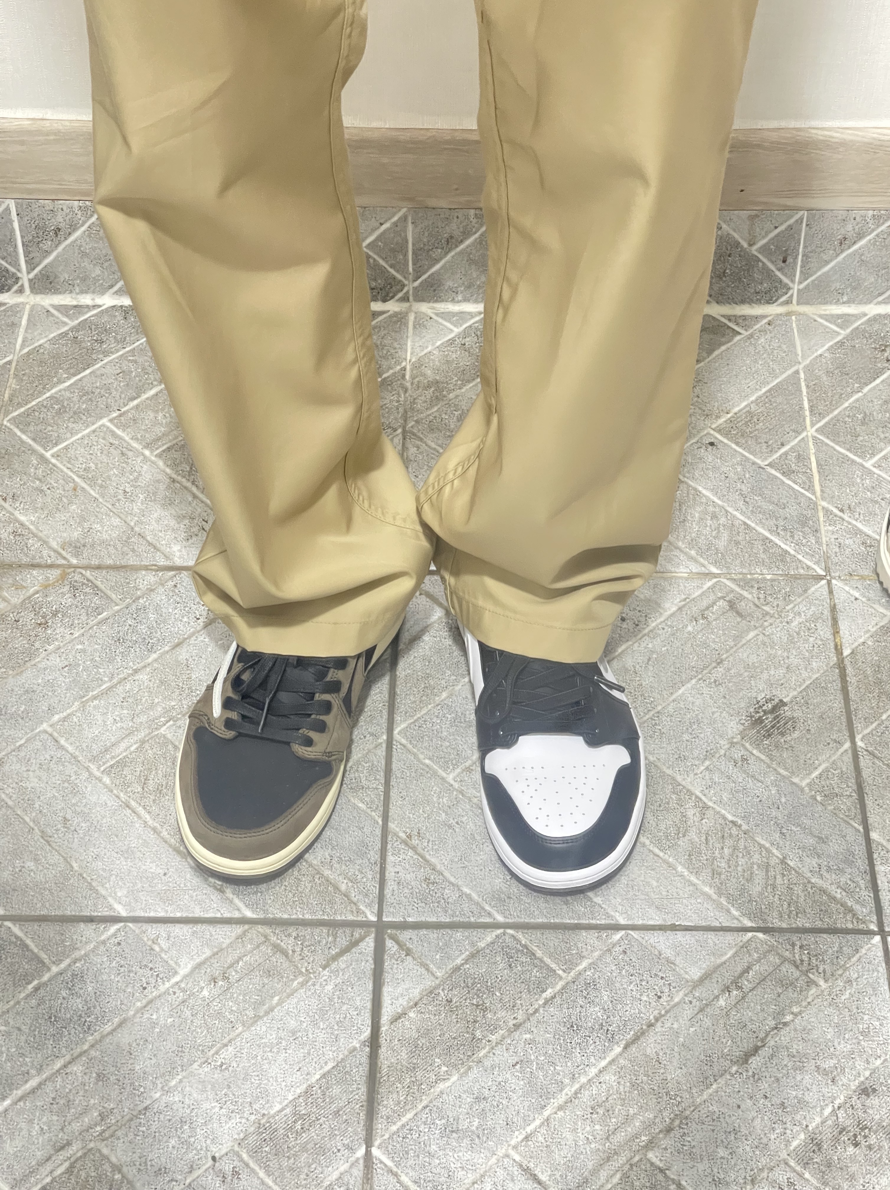 Jordan 1 x Travis Scott Retro Low OG SP Mocha, Jordan 1 Low Black Particle Grey 착용 스타일 - 2