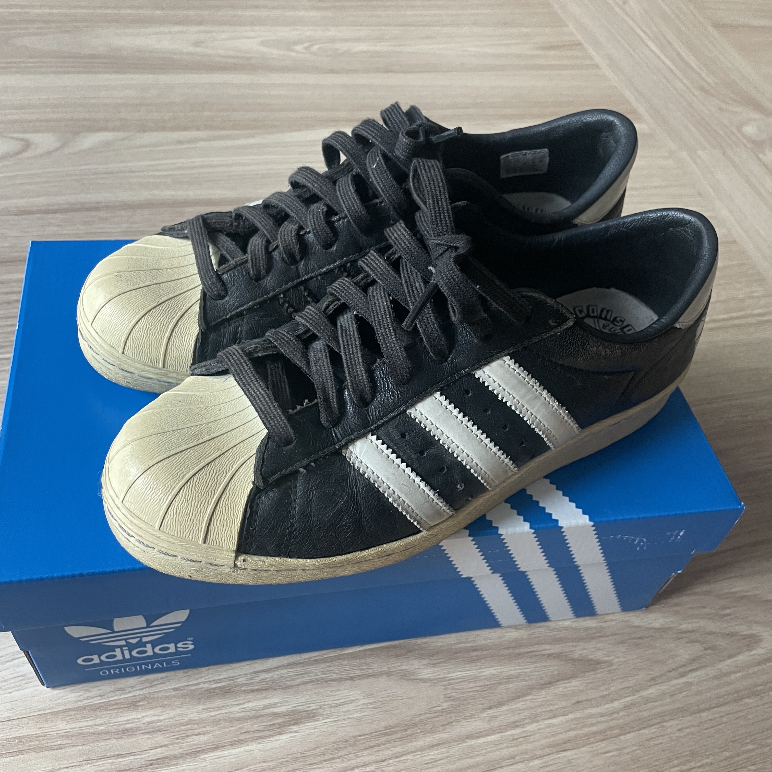 Adidas Superstar 80s Adi Dassler 착용 스타일 - 1