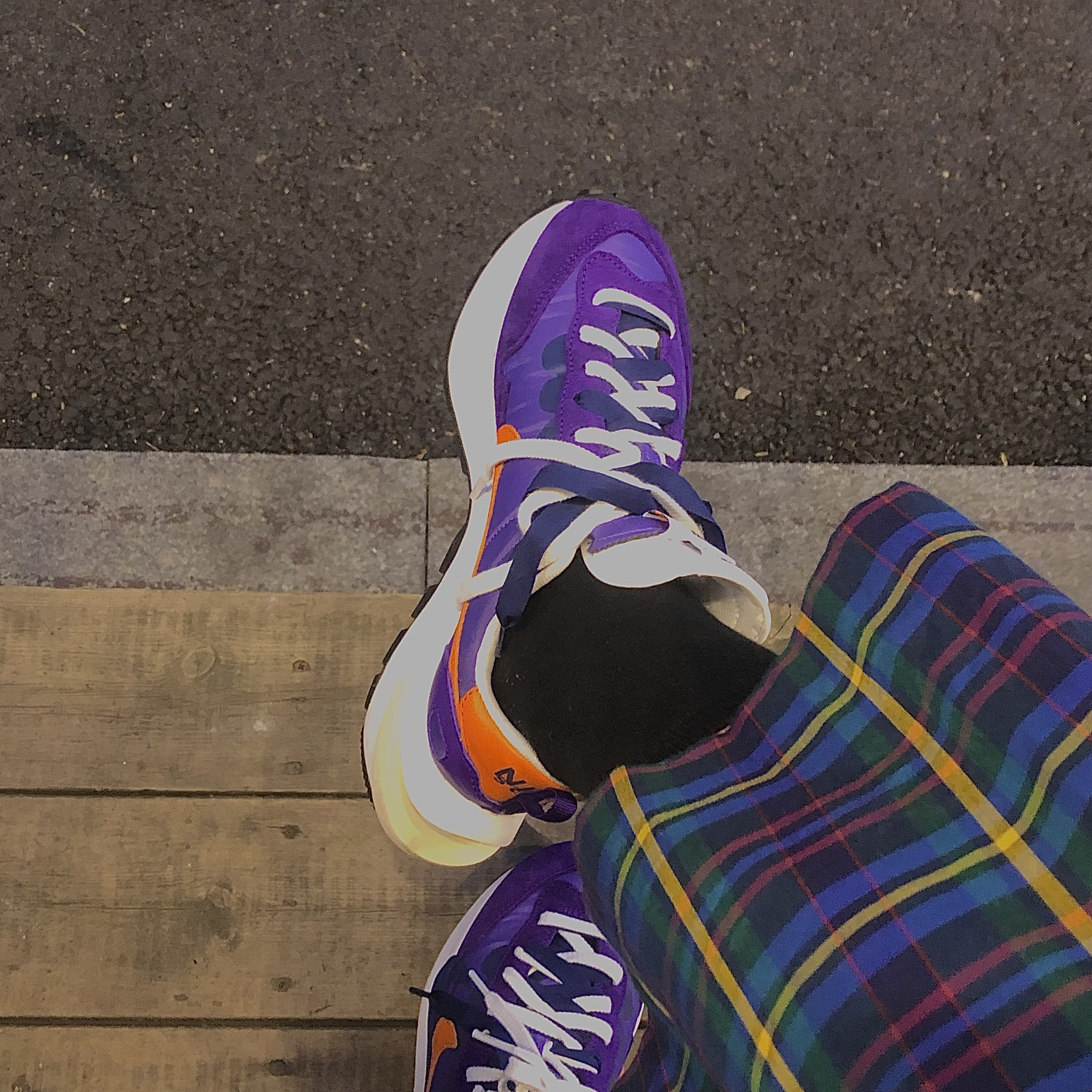 Nike x Sacai VaporWaffle Dark Iris 착용 스타일 - 3