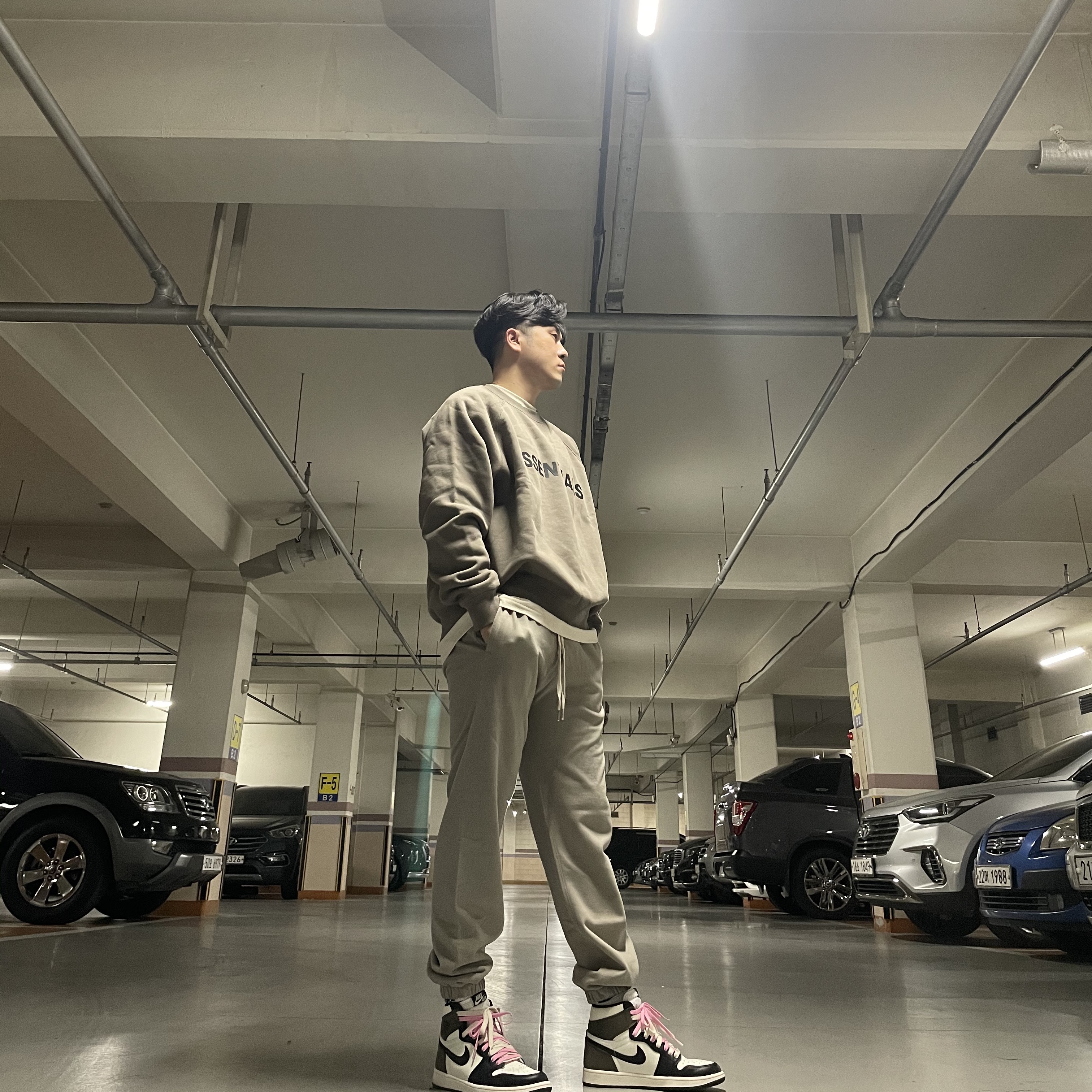 Jordan 1 Retro High OG Black Mocha 착용 스타일 - 4