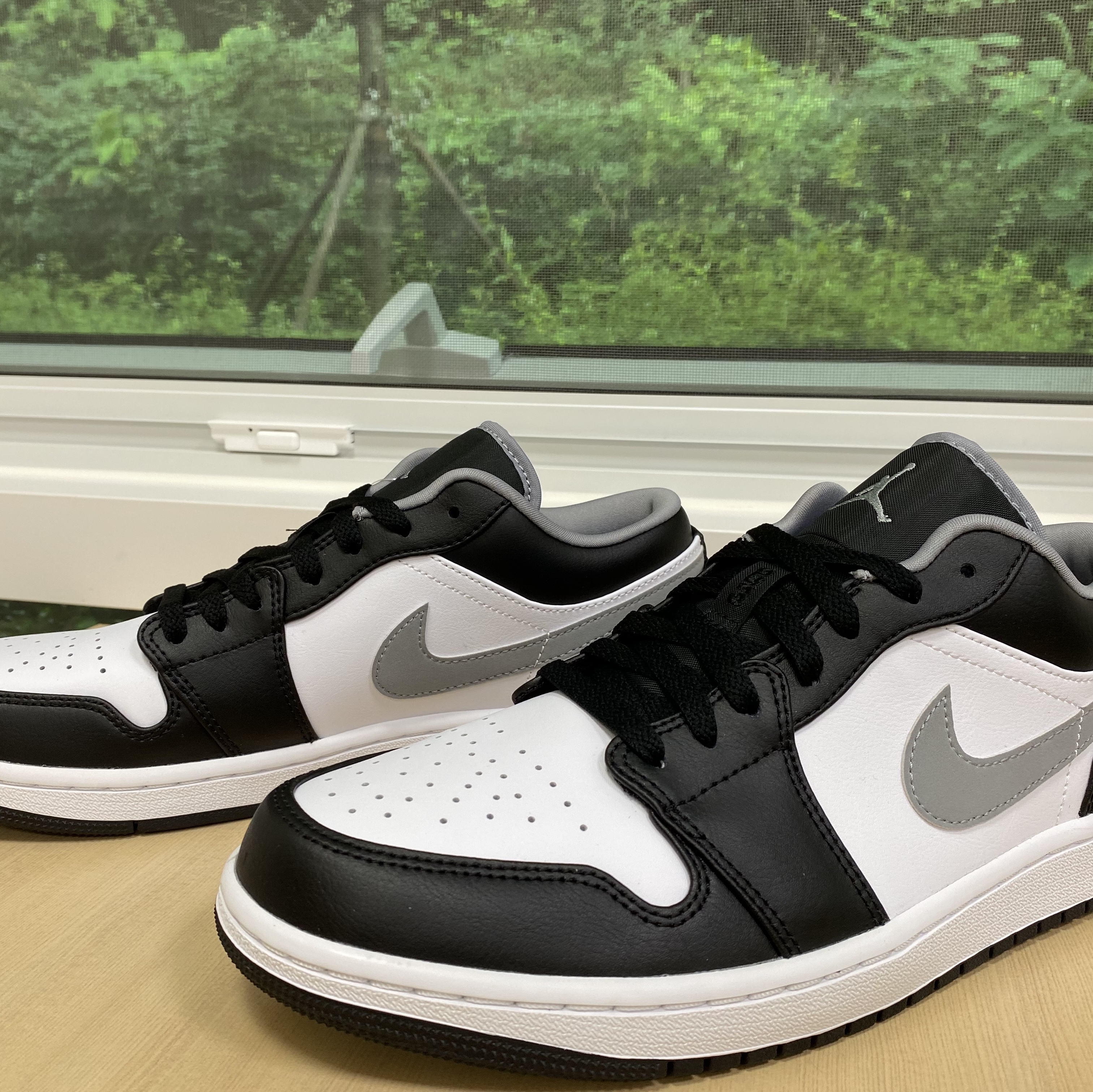 Jordan 1 Low Black Particle Grey 착용 스타일 - 2