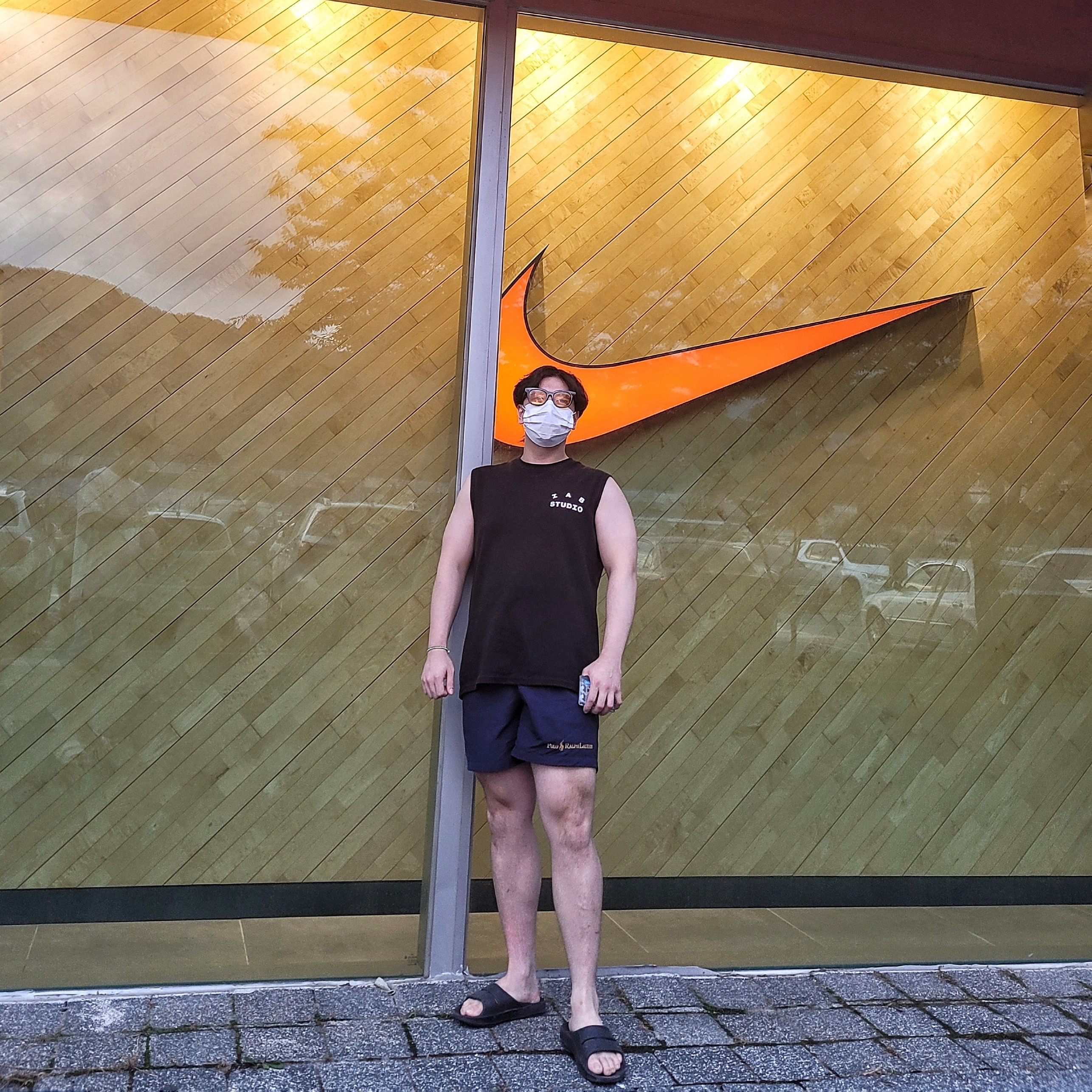 IAB Studio Sleeveless Black, Oofos Ooahh Slide Black 착용 스타일