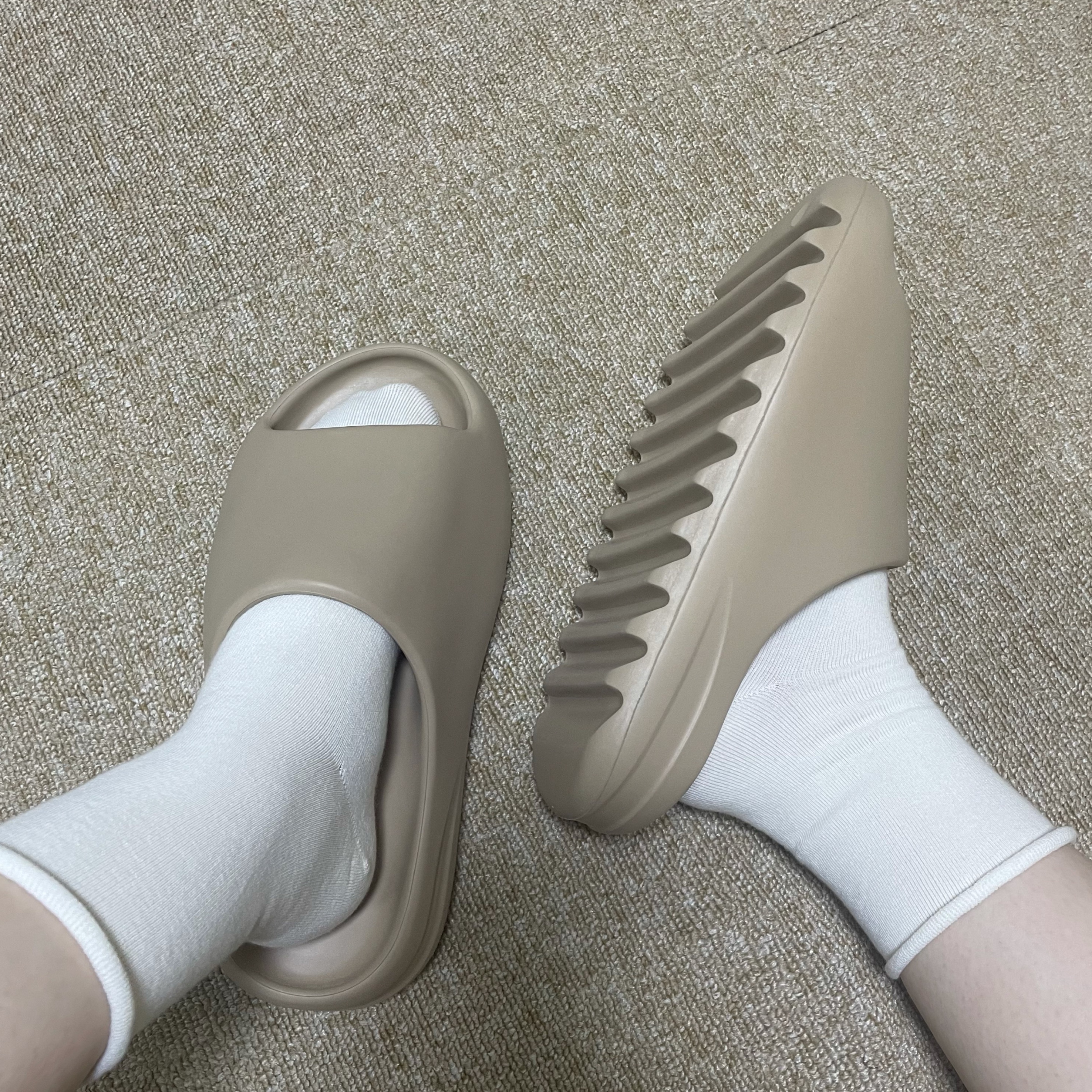 Adidas Yeezy Slide Pure, Adidas Yeezy Slide Core 착용 스타일 - 2