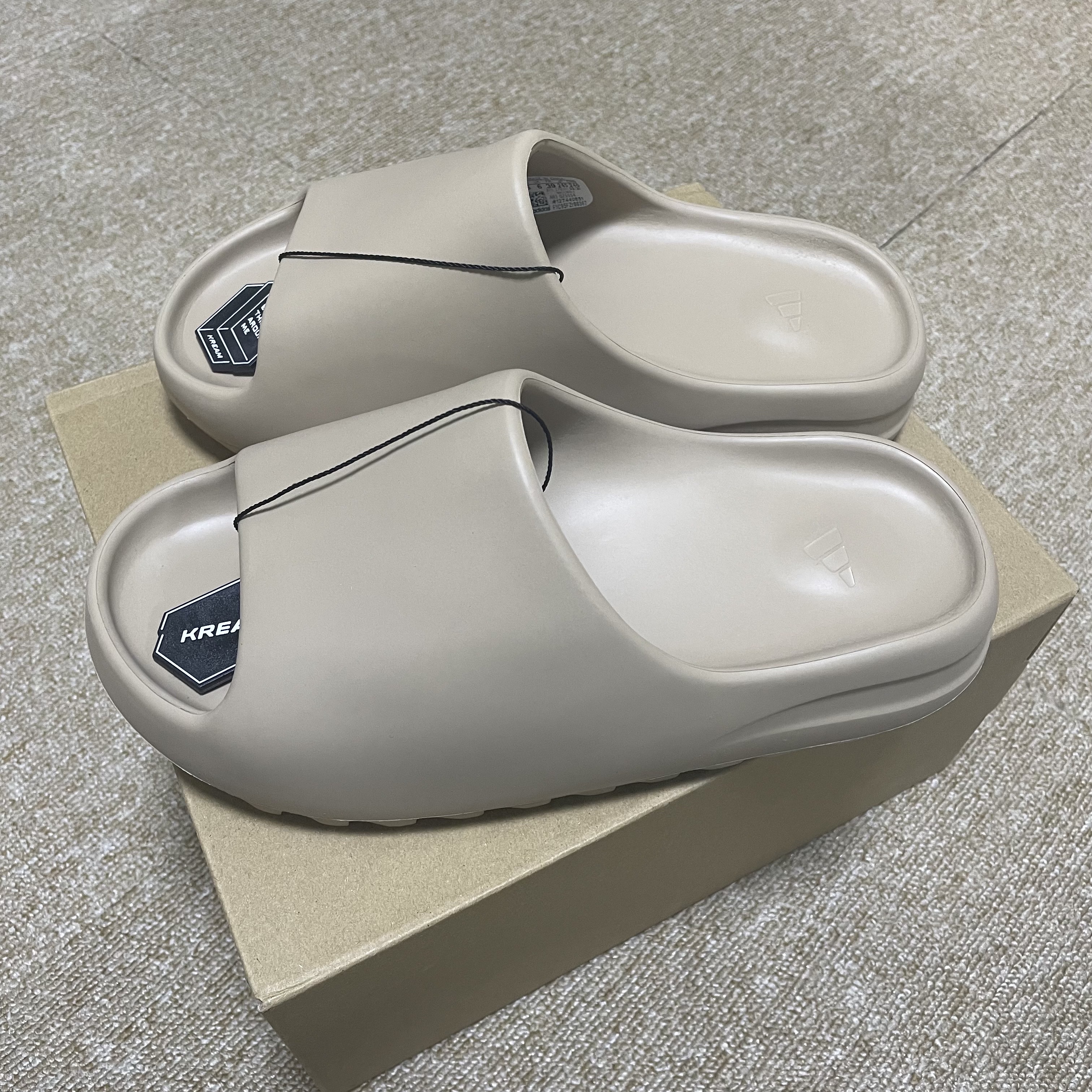 Adidas Yeezy Slide Pure, Adidas Yeezy Slide Core 착용 스타일 - 1