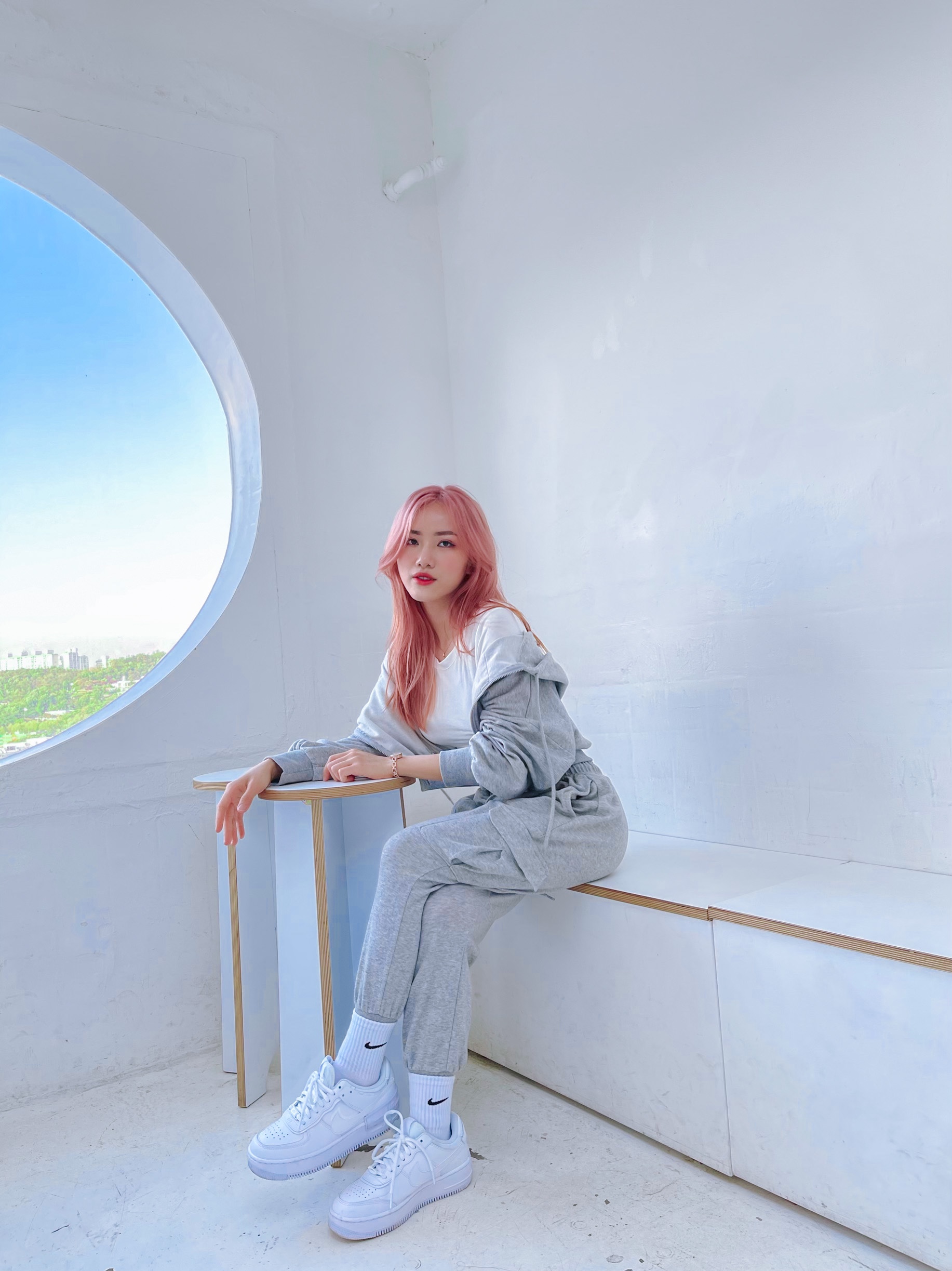 (W) Nike Air Force 1 Shadow Triple White 착용 스타일 - 2