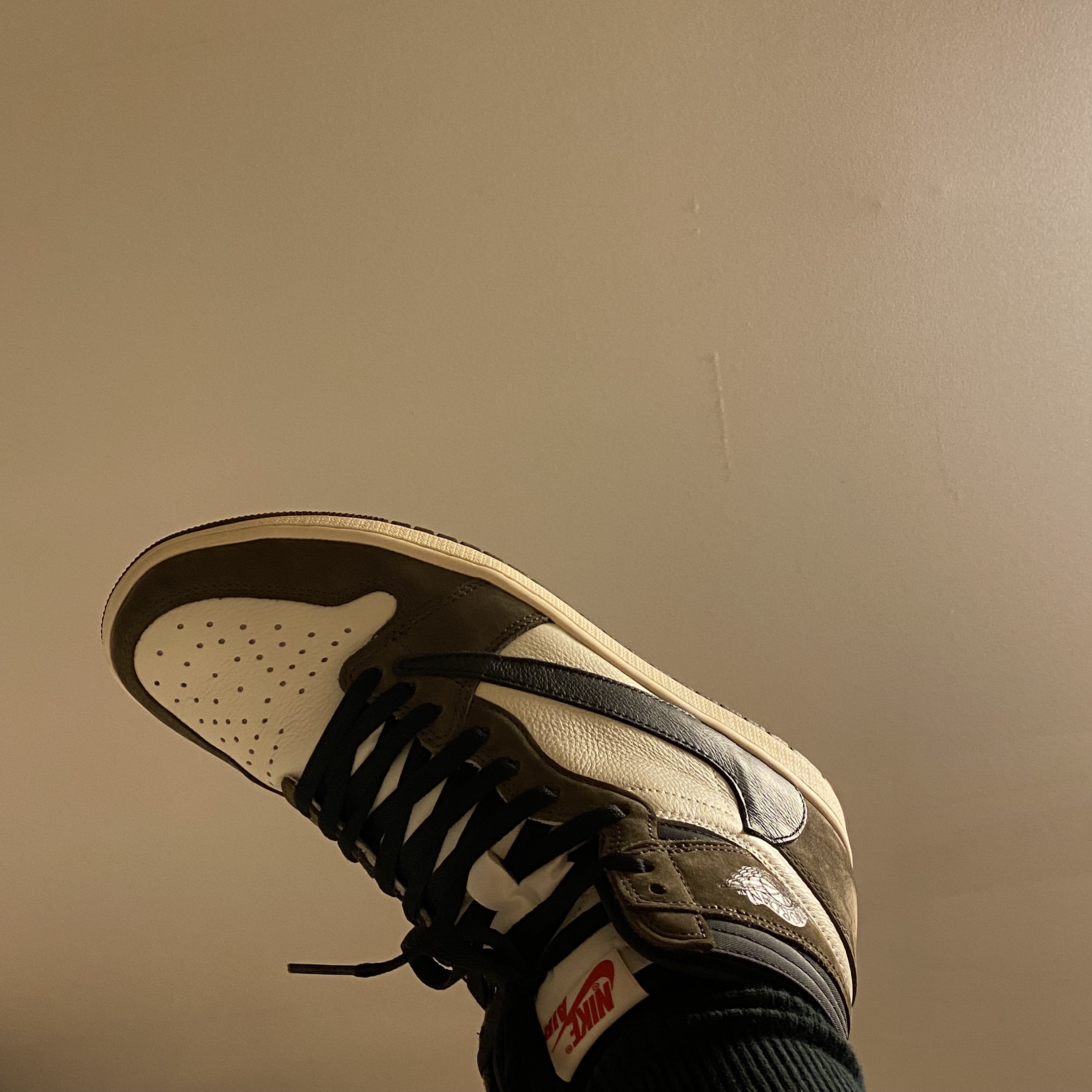 Jordan 1 x Travis Scott Retro High OG SP Mocha 착용 스타일 - 3