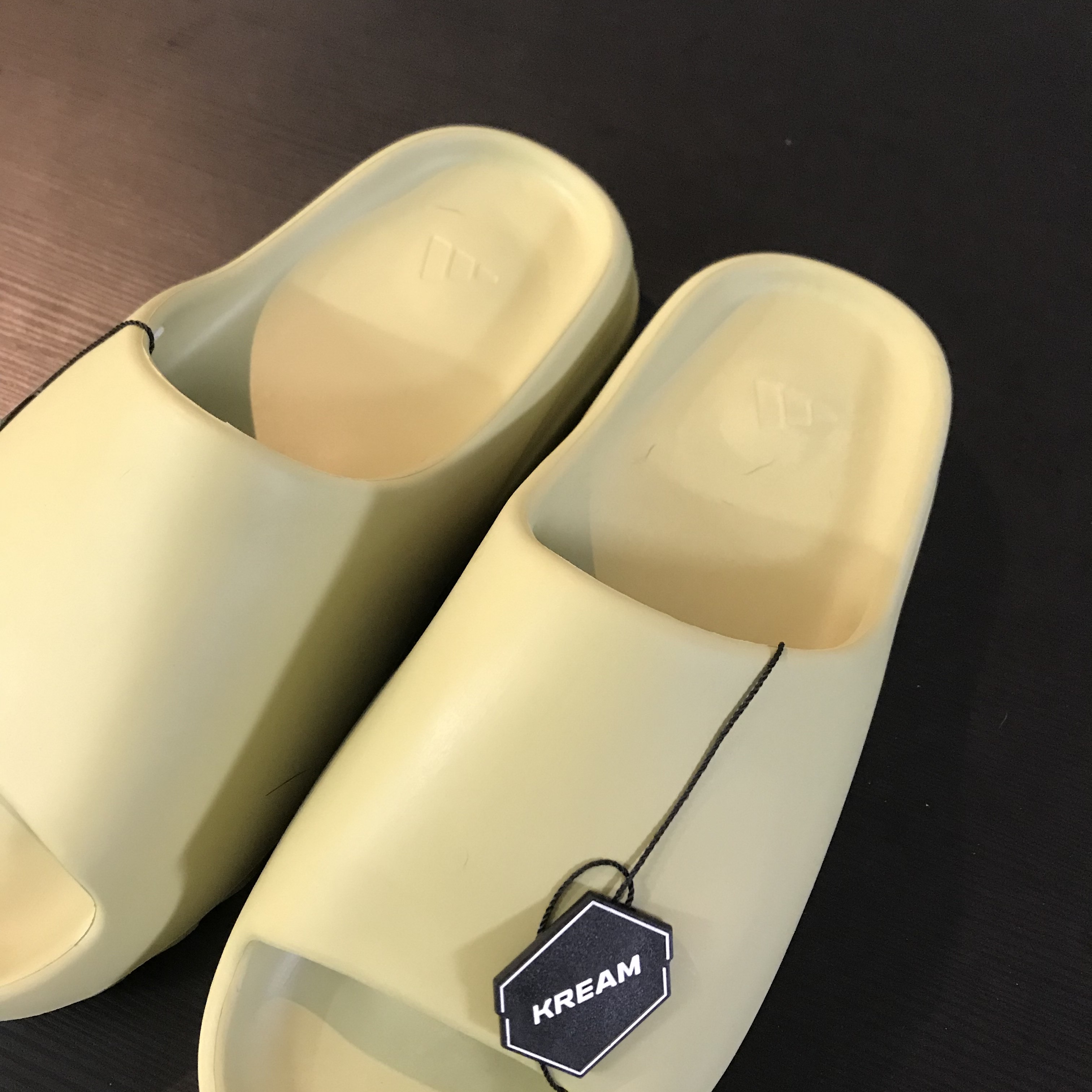 Adidas Yeezy Slide Resin 2021 착용 스타일 - 3
