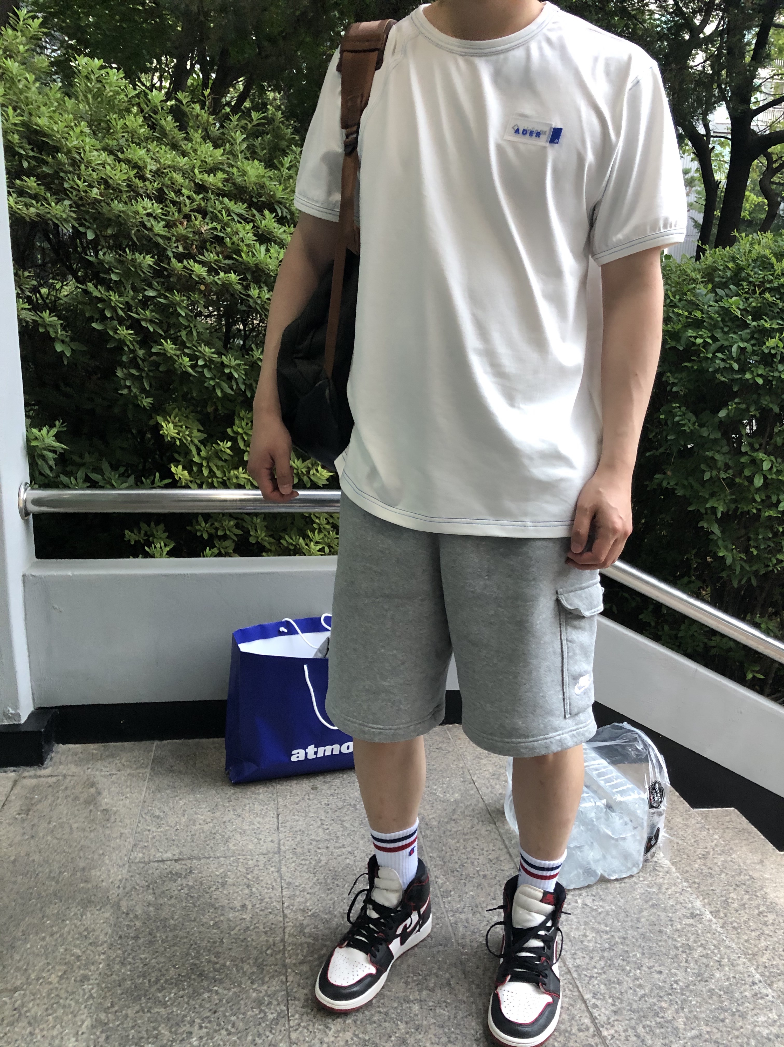 Jordan 1 Retro High OG Bloodline, Ader Error x Helinox T-Shirt Off White 착용 스타일