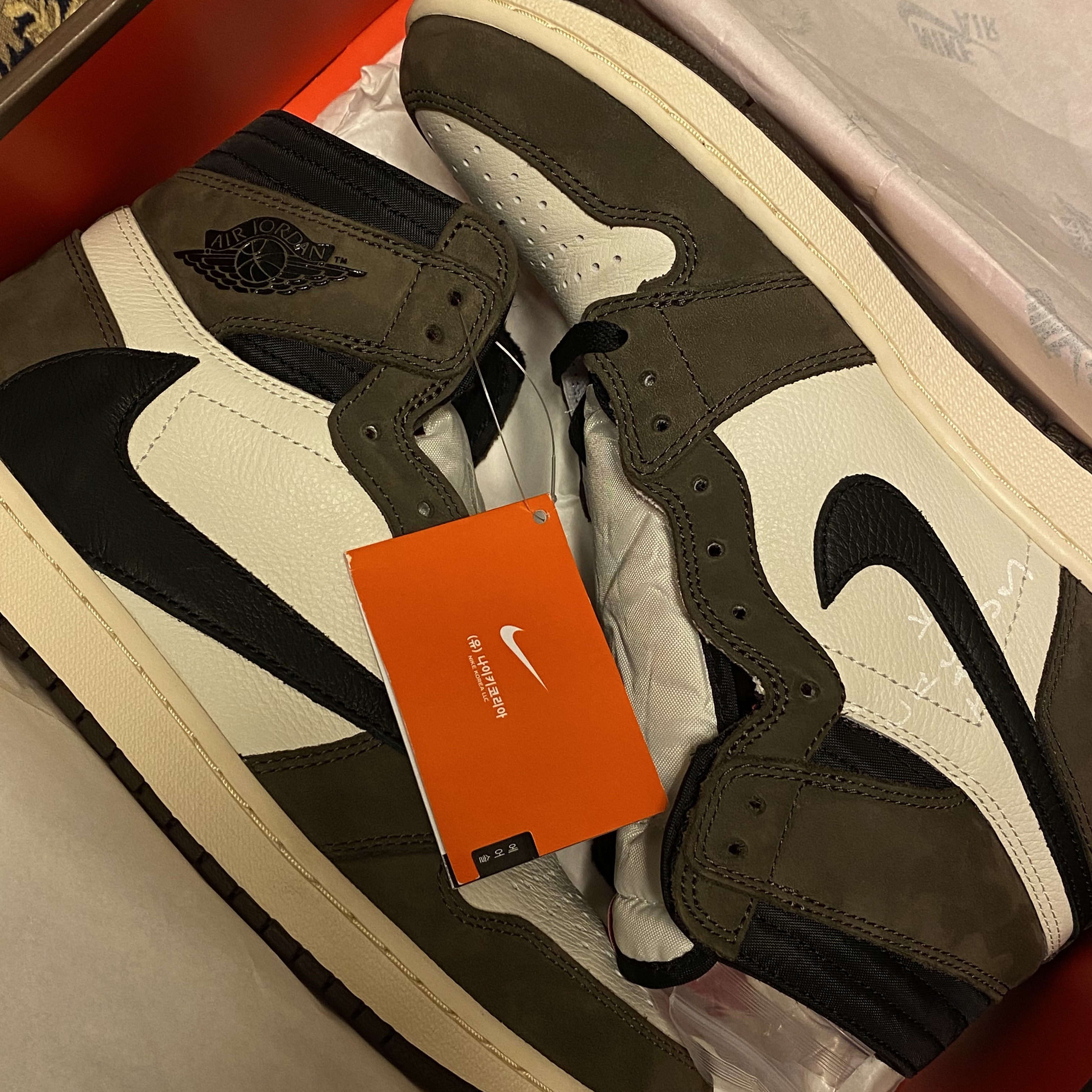 Jordan 1 x Travis Scott Retro High OG SP Mocha 착용 스타일 - 5