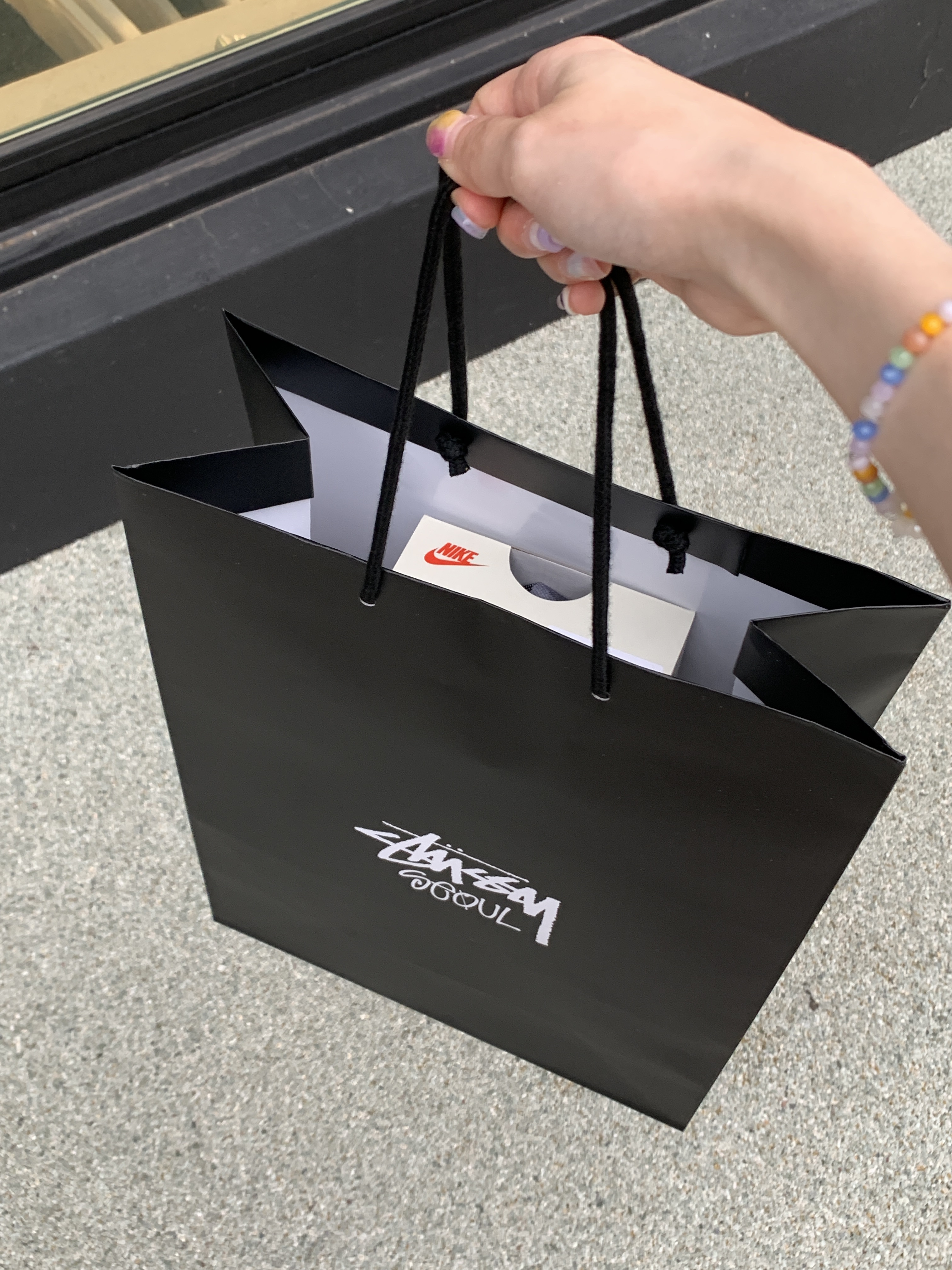 Nike x Stussy Benassi Hemp Slide Fossil Stone, Nike x Stussy Benassi Slide Off Noir 착용 스타일 - 1