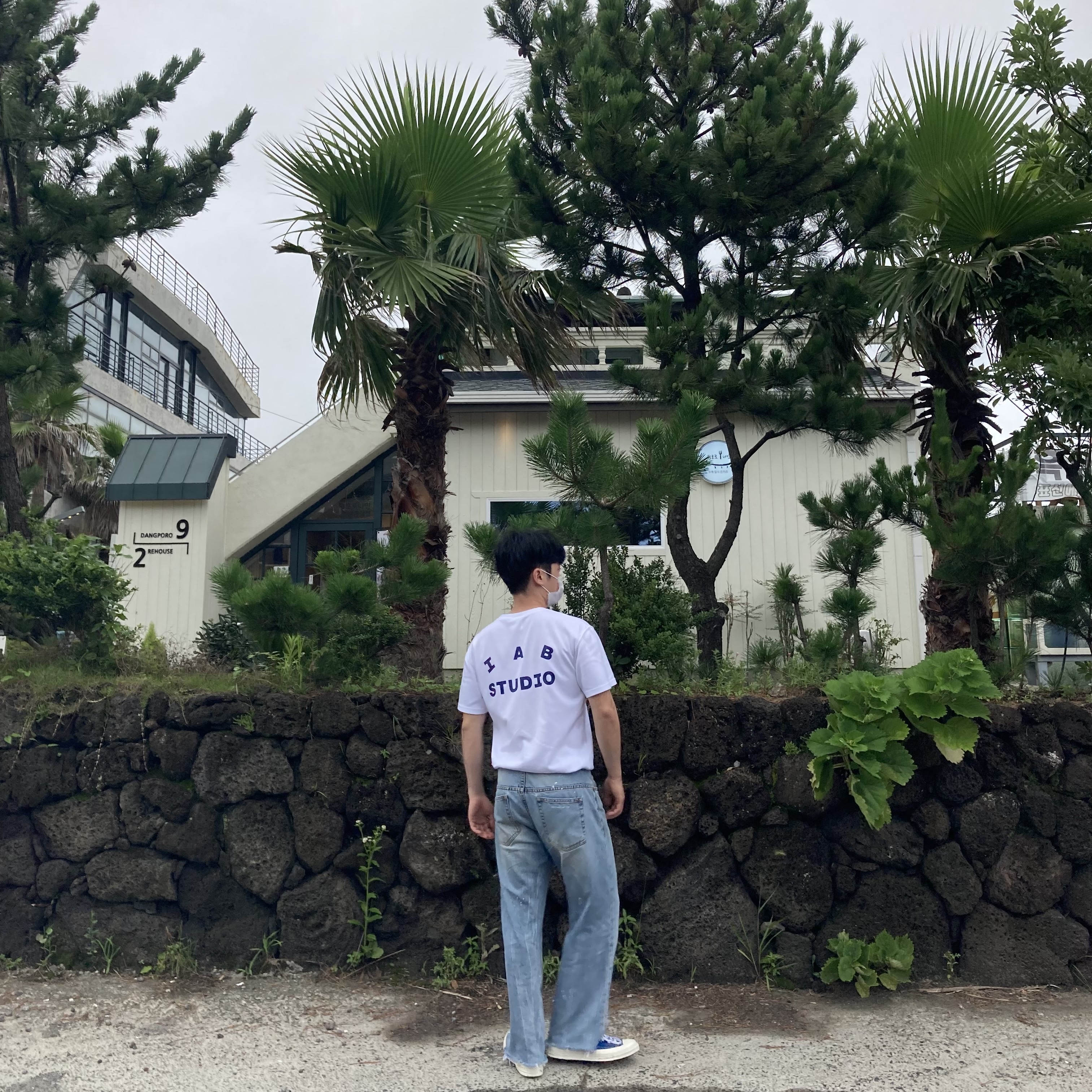 IAB Studio T-Shirt White, Converse x Play Comme des Garcons Chuck 70 Hi Blue Quartz 착용 스타일 - 1