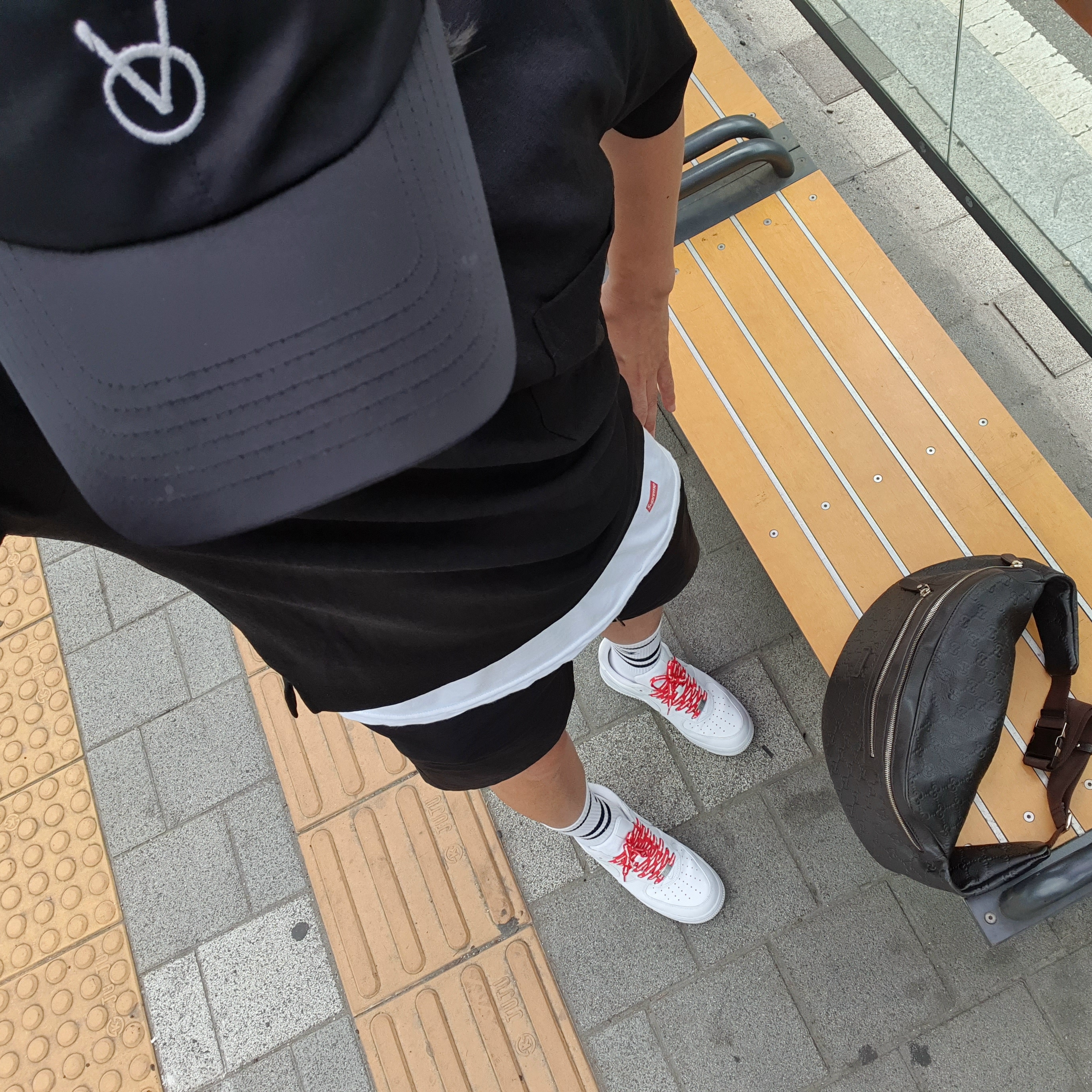 Nike x Supreme Air Force 1 Low White, Supreme Hanes Tagless T-Shirt White (3 Pack) 착용 스타일