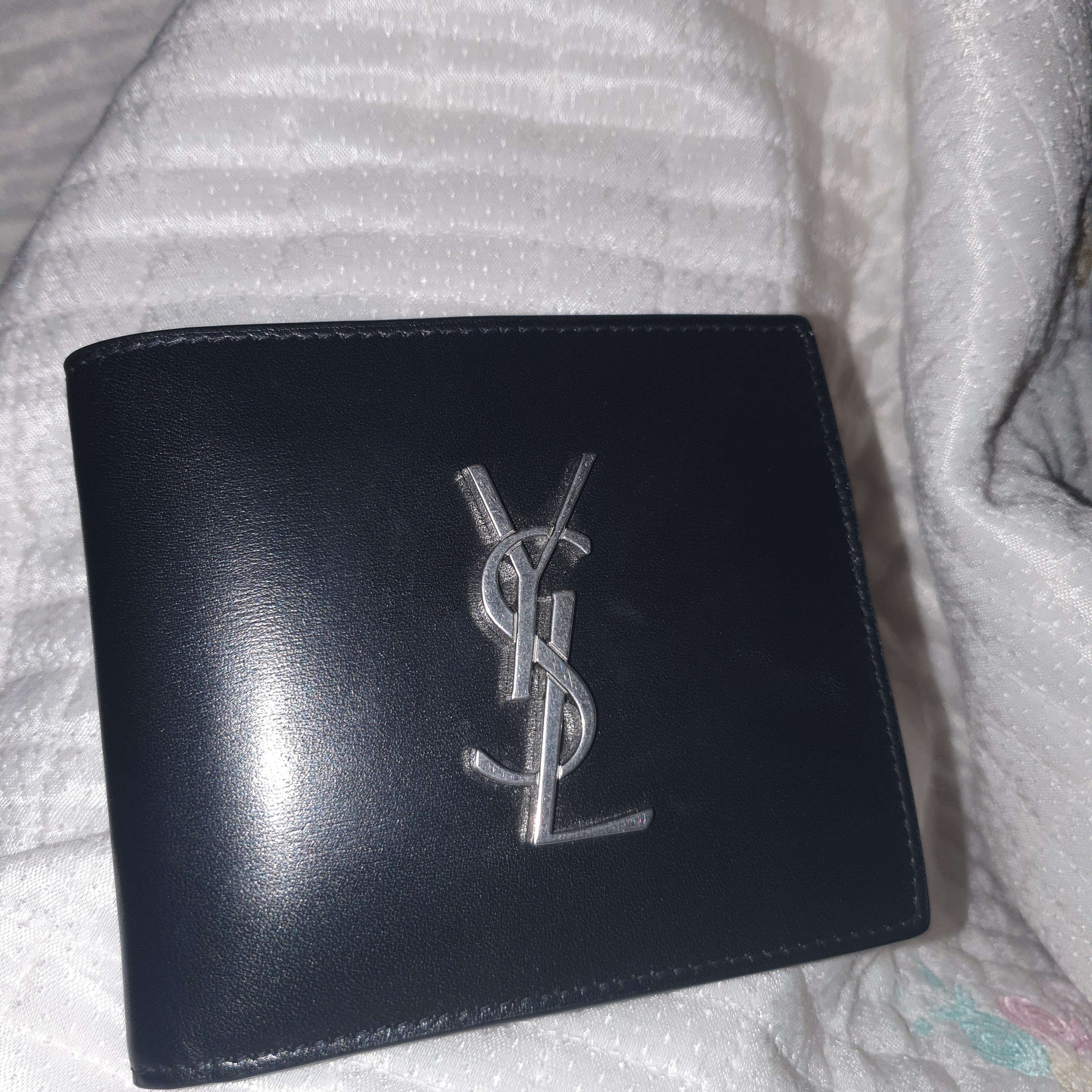 Saint Laurent East/West Wallet in Smooth Leather Black 착용 스타일