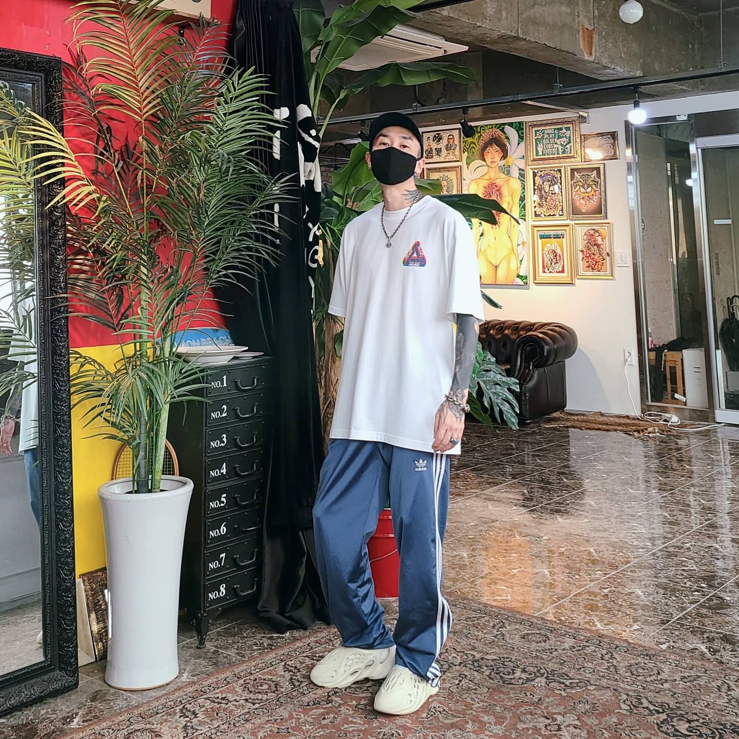 Palace P 6-Panel Navy - 20FW, Palace Tri-Ferg Colour Blur T-Shirt White - 20FW 착용 스타일 - 2