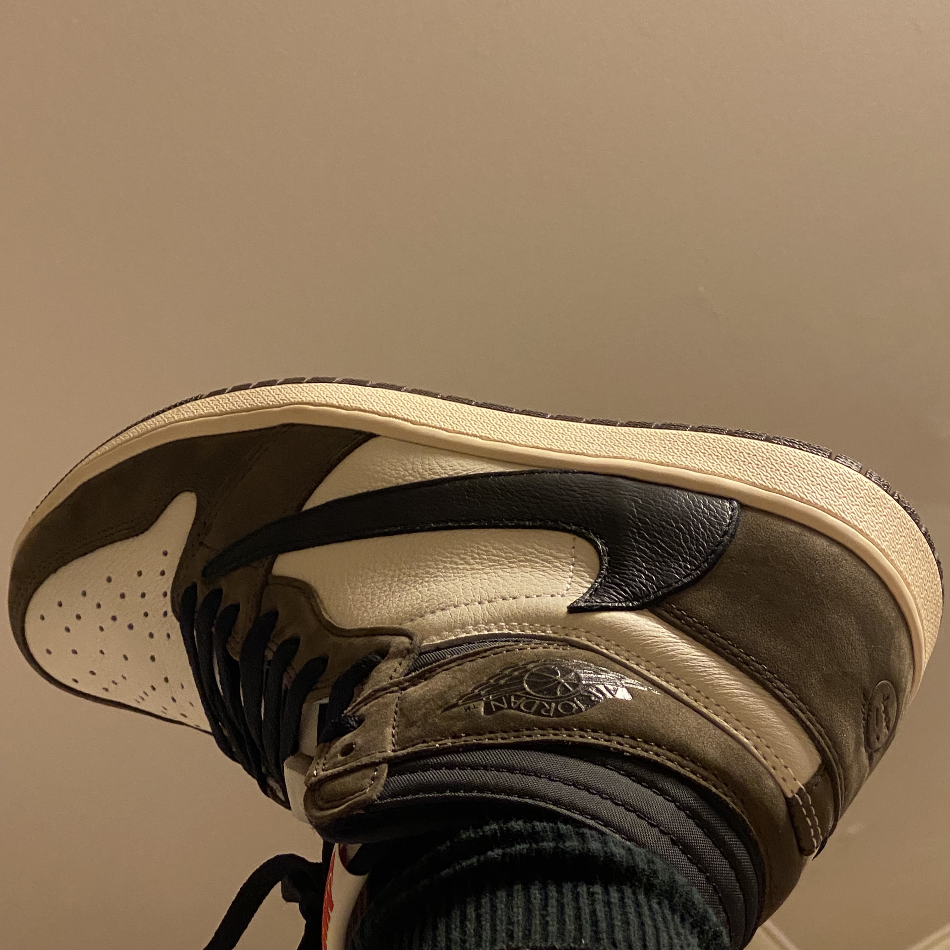 Jordan 1 x Travis Scott Retro High OG SP Mocha 착용 스타일 - 4