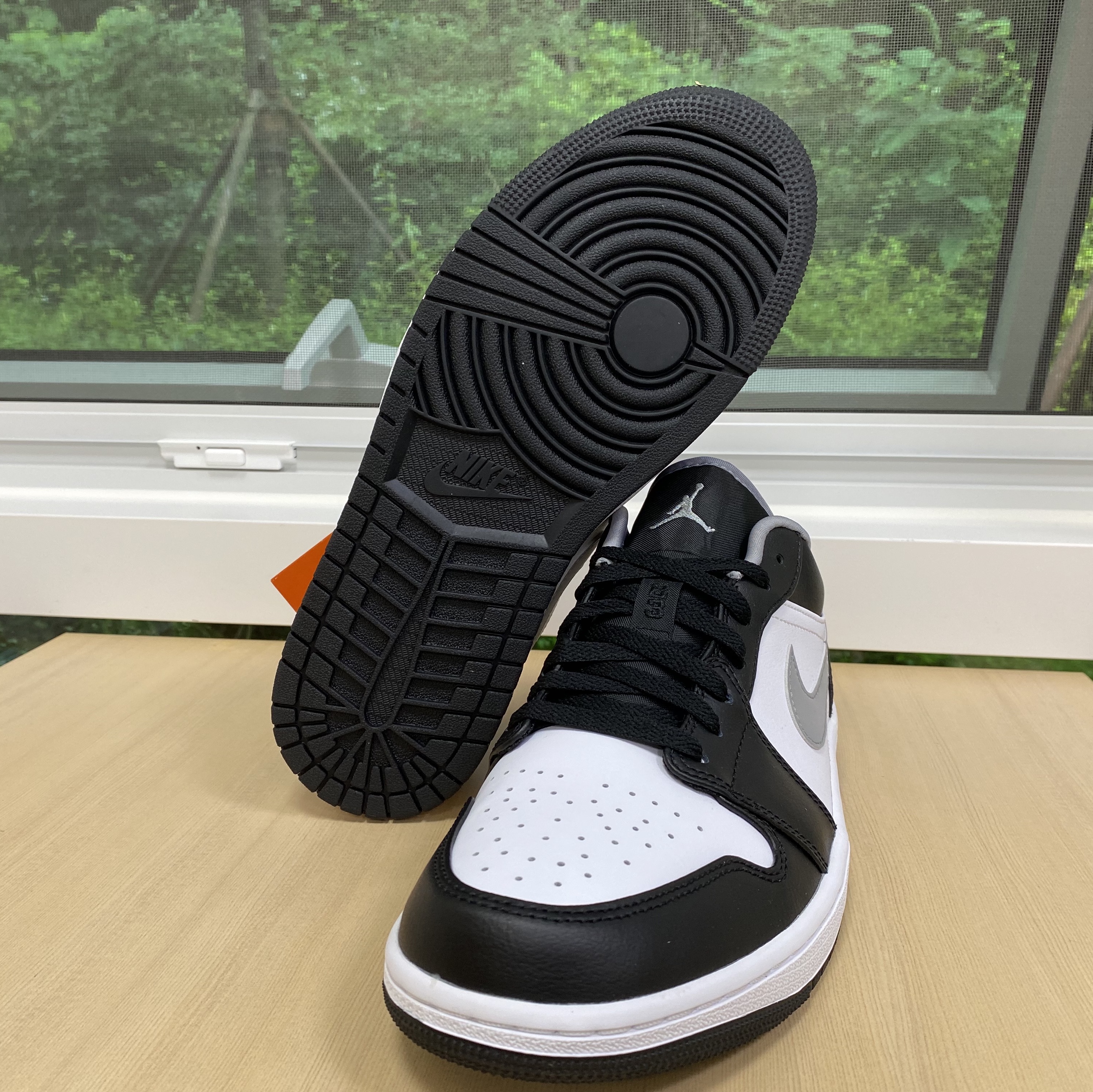 Jordan 1 Low Black Particle Grey 착용 스타일 - 3