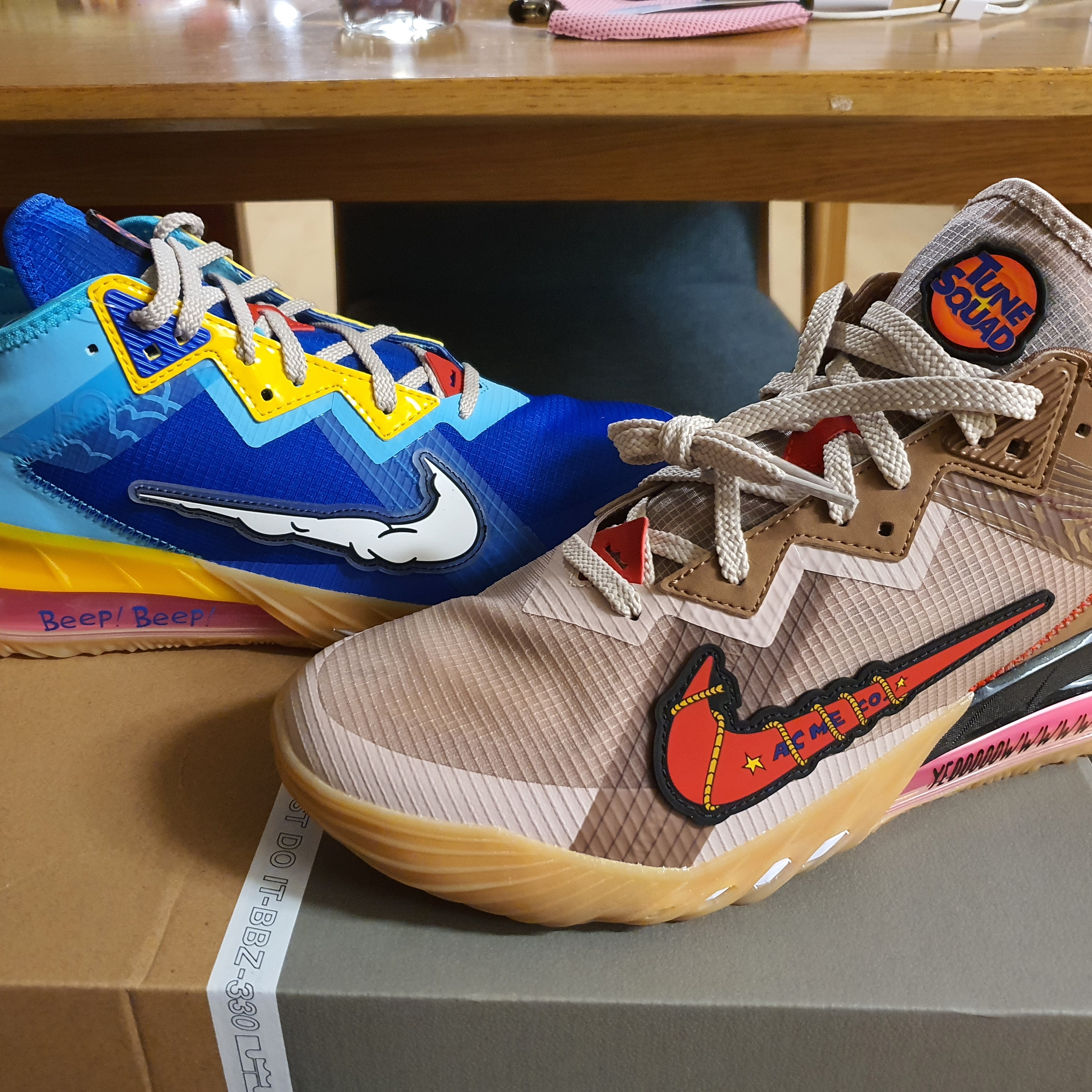 Nike LeBron 18 Low Wile E. vs Roadrunner 착용 스타일 - 1